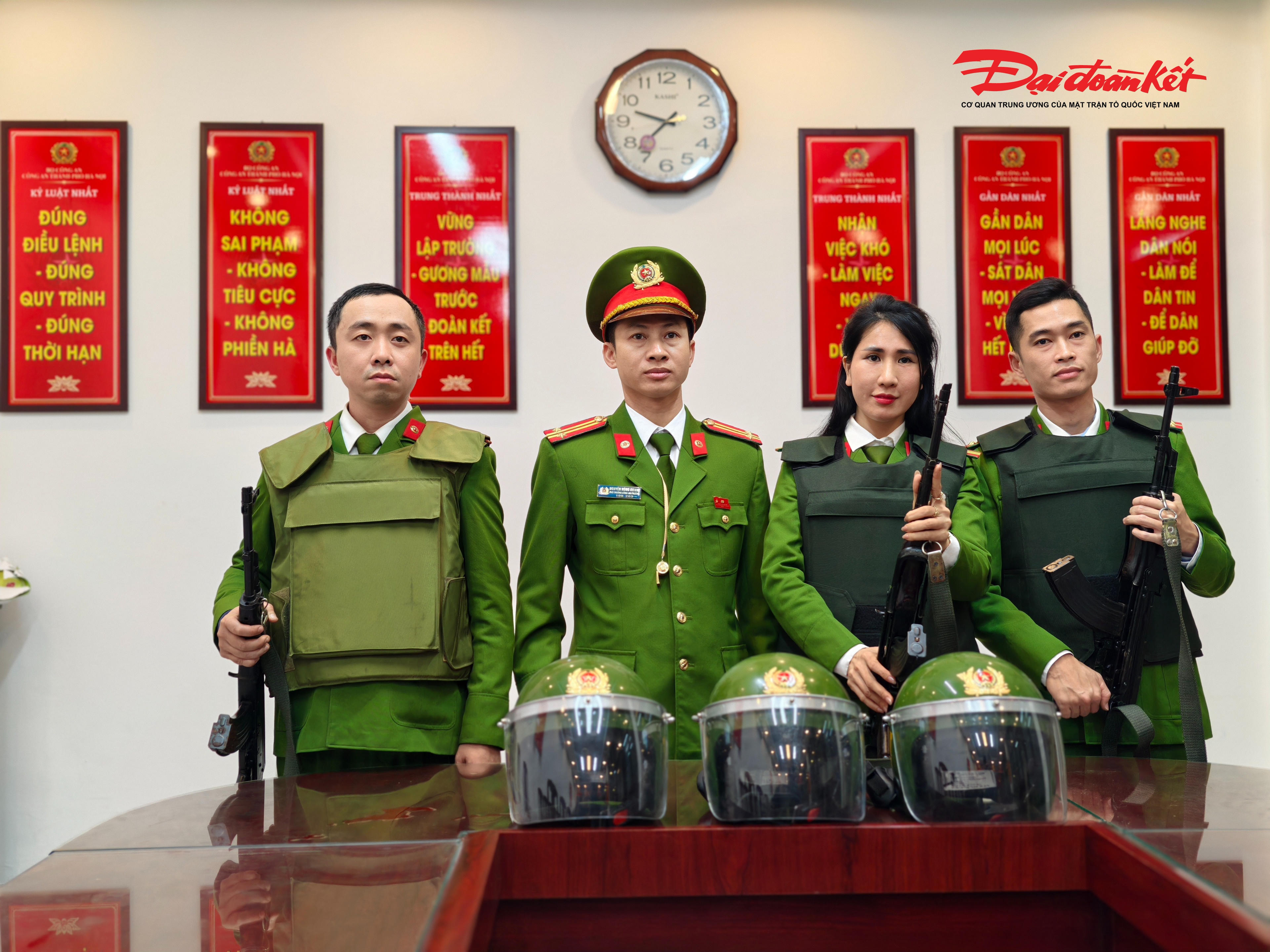 “Đây là hệ thống camera hiện đại, được lắp đặt mới với quy mô lớn, phân bổ tại nhiều tuyến đường, khu dân cư và điểm công cộng trọng yếu. Tổng số camera theo quy hoạch là hơn 300 mắt; đến nay, đã có trên 150 mắt camera được lắp đặt và đưa vào hoạt động, bước đầu phát huy hiệu quả rất rõ nét trong công tác bảo đảm an ninh, trật tự, trật tự đô thị và vệ sinh môi trường trên địa bàn”,&nbsp; Trung tá Quang cho biết.