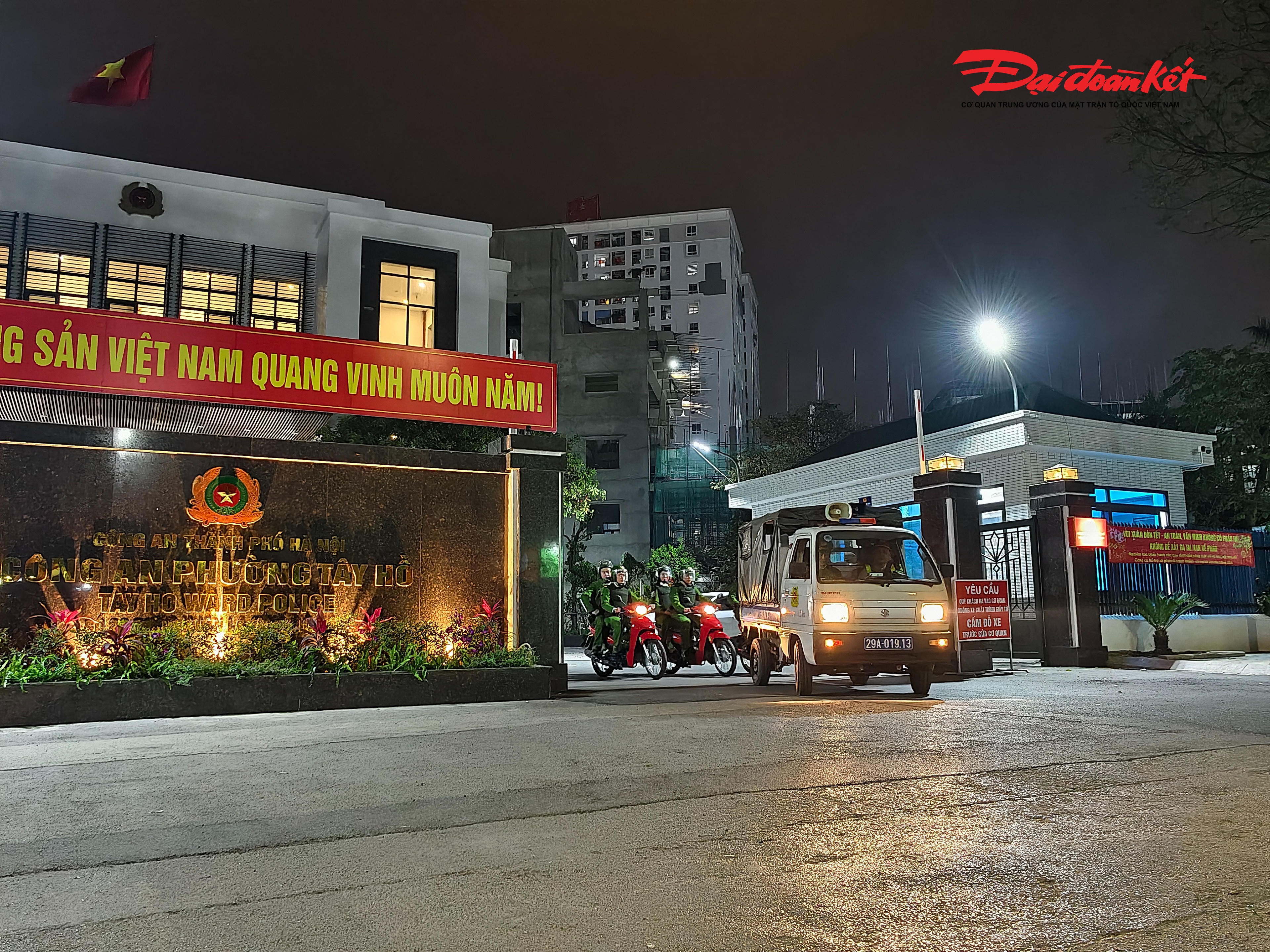 Tại phường Tây Hồ, mỗi ca trực, mỗi tuyến tuần tra đều là một “mắt xích” quan trọng trong chuỗi bảo vệ an ninh tổng thể. Dù thời tiết khắc nghiệt hay đêm khuya giá lạnh, cán bộ, chiến sĩ Công an phường vẫn bám địa bàn, giữ vững kỷ luật công tác, sẵn sàng xử lý mọi tình huống phát sinh.