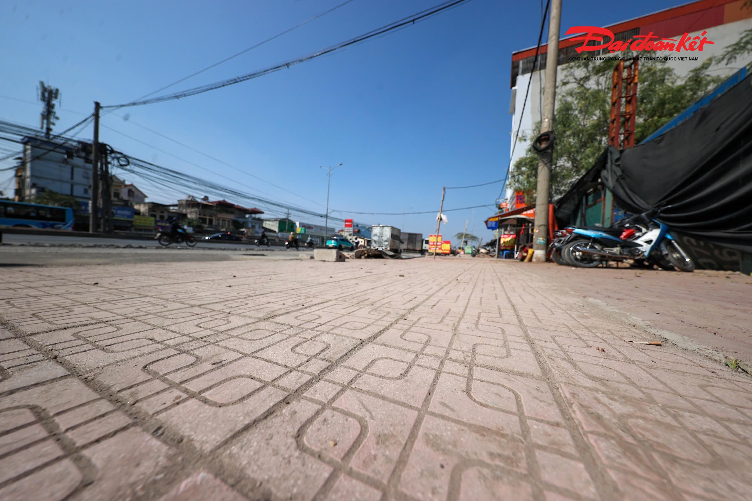 Cùng với việc mở rộng mặt đường, hệ thống vỉa hè trước các khu dân cư dọc tuyến cũng đang được thi công đồng bộ, qua đó từng bước hoàn thiện hạ tầng đô thị, bảo đảm an toàn cho người dân sinh sống và đi lại ven quốc lộ 1A..