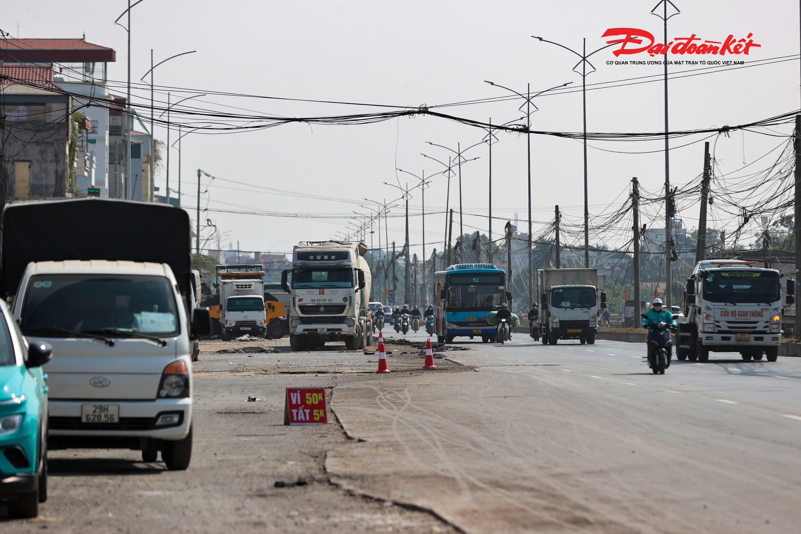 Tuy nhiên, sau nhiều năm đình trệ do vướng mắc giải phóng mặt bằng, dự án được thi công trở lại từ cuối năm 2024. Đến nay, toàn bộ 4 gói thầu xây lắp đã thi công cơ bản xong và đã được thông xe kỹ thuật từ ngày 31/12/2025, bảo đảm an toàn cho người và phương tiện tham gia giao thông thông suốt.