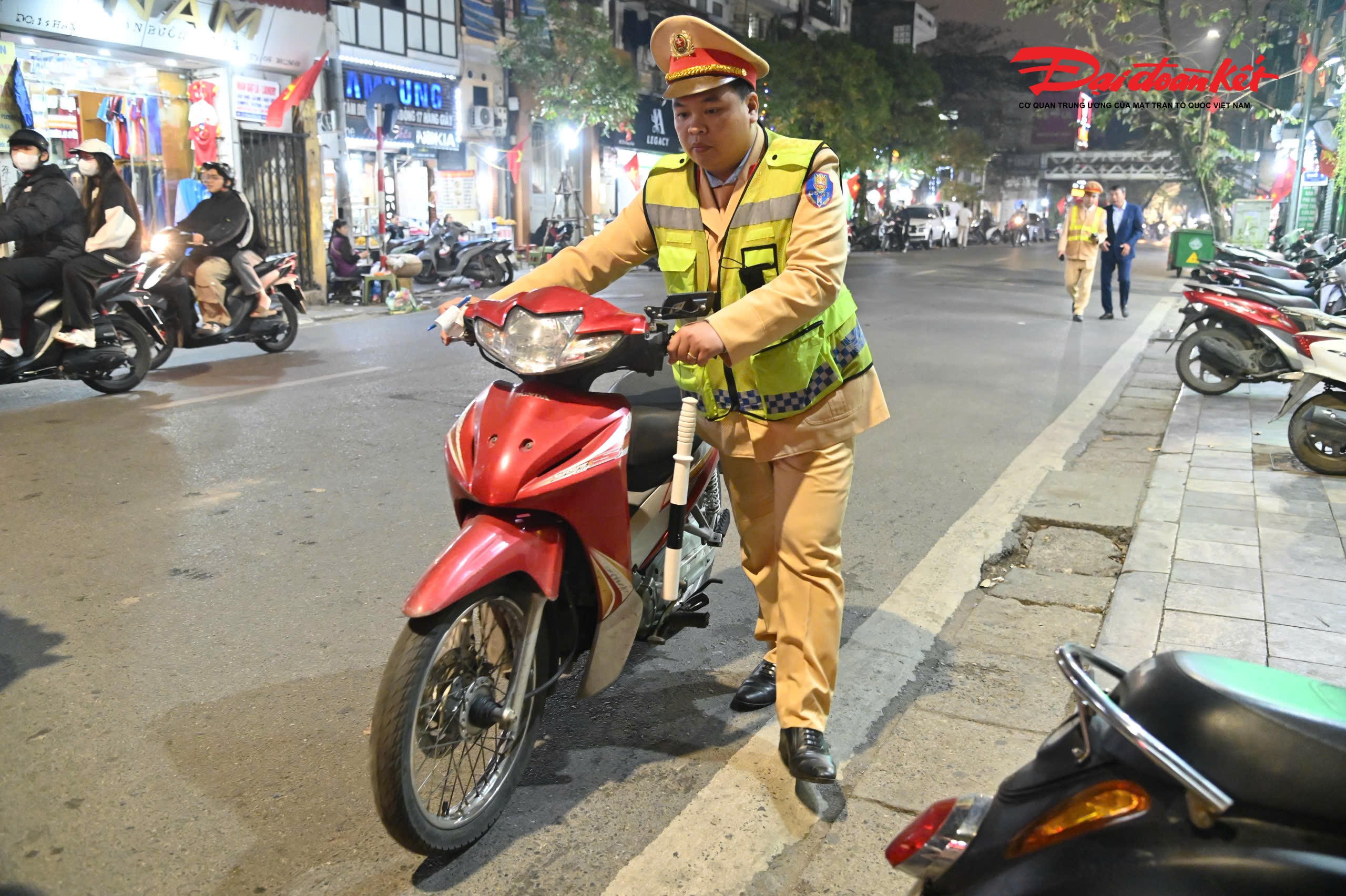 Đại úy Lưu Hoàng Quân, cán bộ Đội Cảnh sát giao thông đường bộ số 1, cho biết việc kiểm soát chặt chẽ nồng độ cồn không chỉ nhằm phòng ngừa tai nạn giao thông do người điều khiển phương tiện sử dụng rượu, bia, mà còn là biện pháp quan trọng trong bảo đảm an ninh, trật tự.