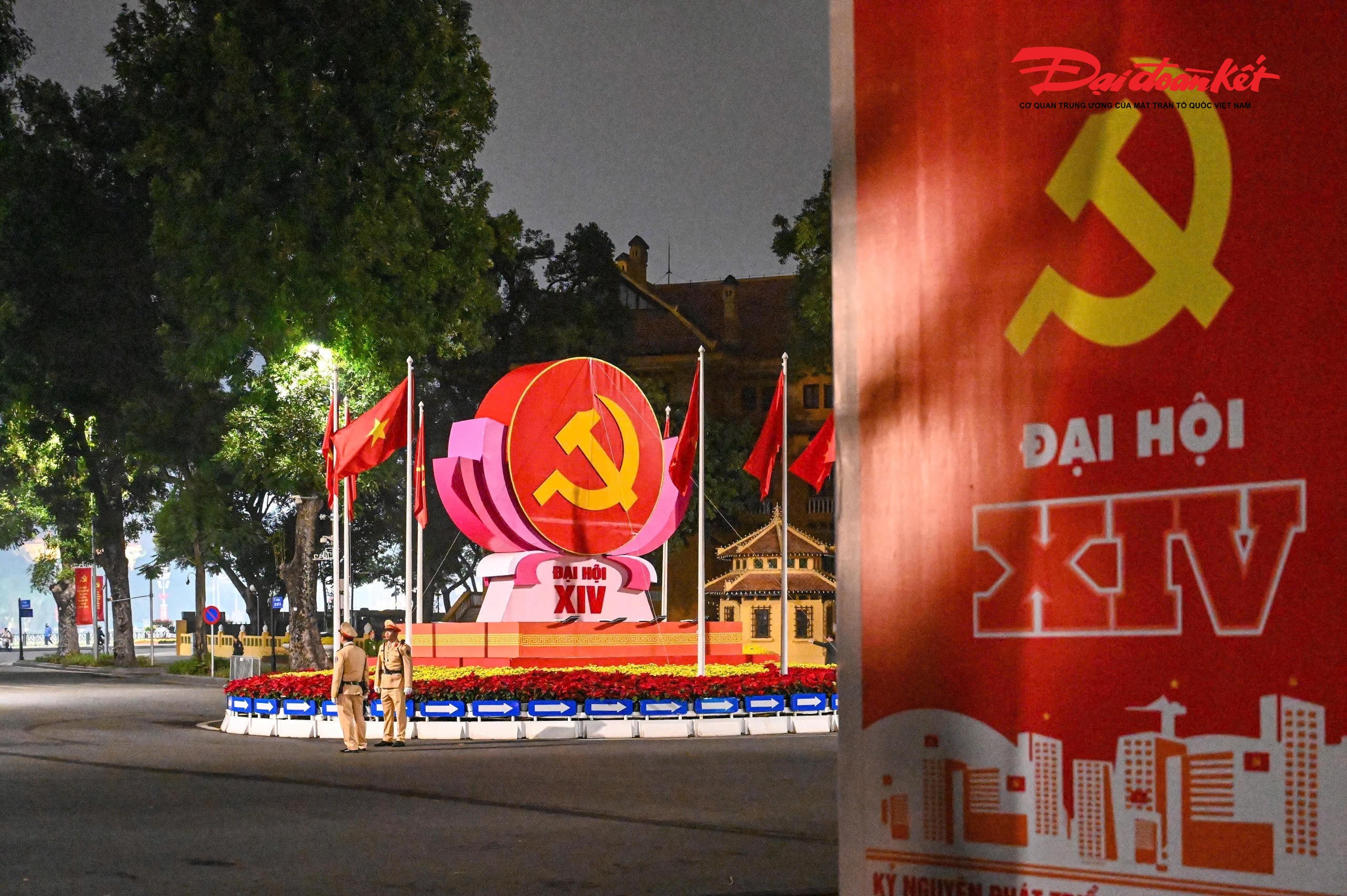 Sáng 19/1, Phòng CSGT Hà Nội cho biết, từ 4h45 cùng ngày, trên các tuyến, địa bàn trọng điểm có các đoàn xe đại biểu đi qua như Lăng Chủ tịch Hồ Chí Minh, Đài tưởng niệm các Anh hùng Liệt sĩ và khu vực Trung tâm Hội nghị Quốc gia, lực lượng CSGT, cảnh sát cơ động, cảnh sát PCCC&amp;CNCH, công an cơ sở... đã ứng trực bảo đảm an ninh, trật tự, an toàn giao thông.. 