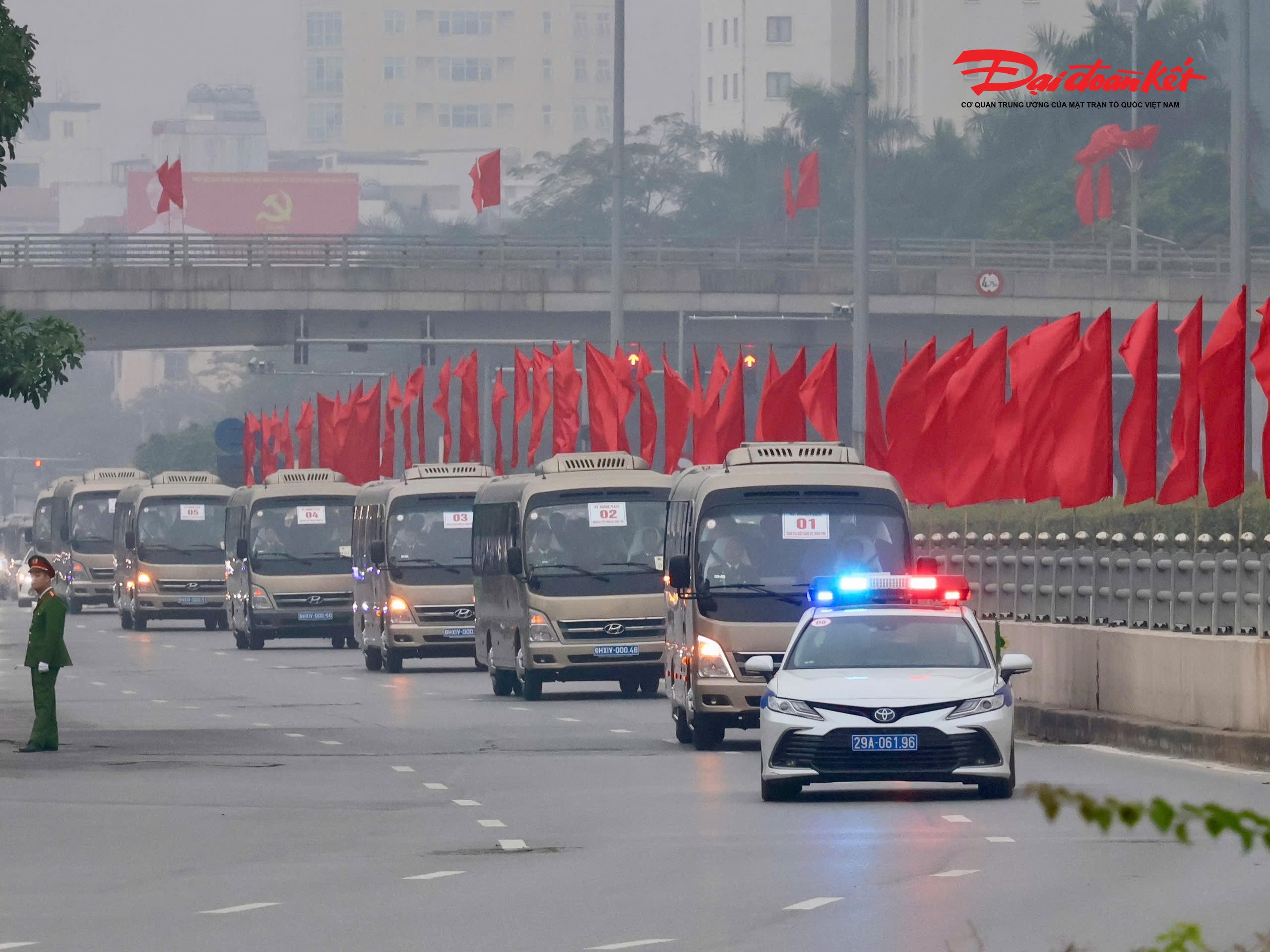 Theo Phòng CSGT Hà Nội, trong sáng nay, đa số người dân cũng đã chủ động cập nhật lộ trình qua phương tiện thông tin đại chúng, lựa chọn các cung đường vòng để tránh khu vực hạn chế.