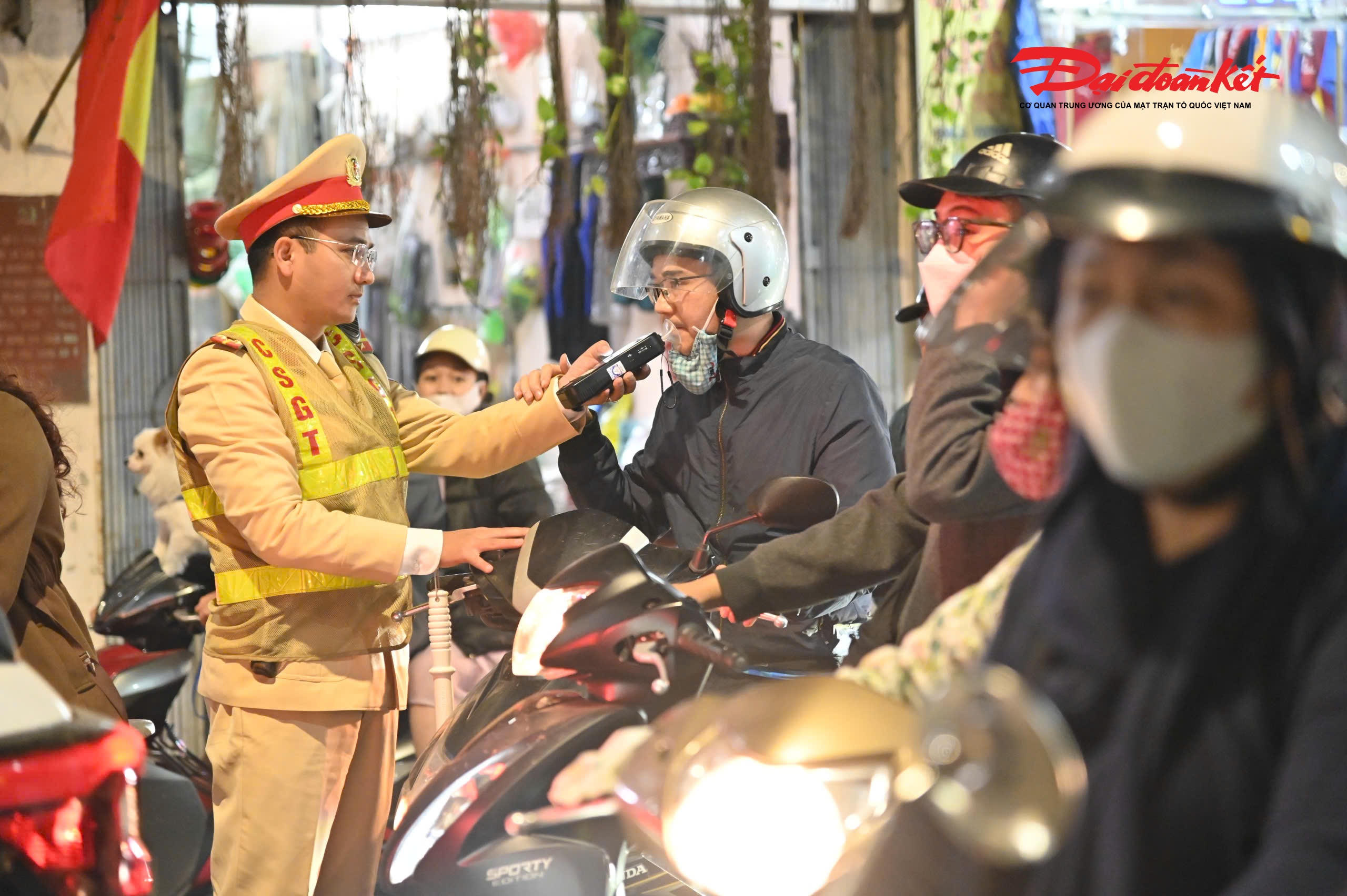 Thiếu tá Nguyễn Hoàng Ninh, Đội trưởng Đội Cảnh sát giao thông đường bộ số 1 cho biết, nhằm bảo đảm trật tự, an toàn giao thông và trật tự xã hội trên địa bàn, đơn vị đã phối hợp chặt chẽ với công an cơ sở, tăng cường tuần tra, kiểm soát, xử lý nghiêm các vi phạm về trật tự, an toàn giao thông và trật tự đô thị. Nhiệm vụ trọng tâm là bảo đảm tuyệt đối an toàn cho các đoàn đại biểu, lãnh đạo Đảng, Nhà nước và toàn bộ các hoạt động của Đại hội, đồng thời hạn chế thấp nhất ảnh hưởng đến sinh hoạt, đi lại bình thường của người dân.