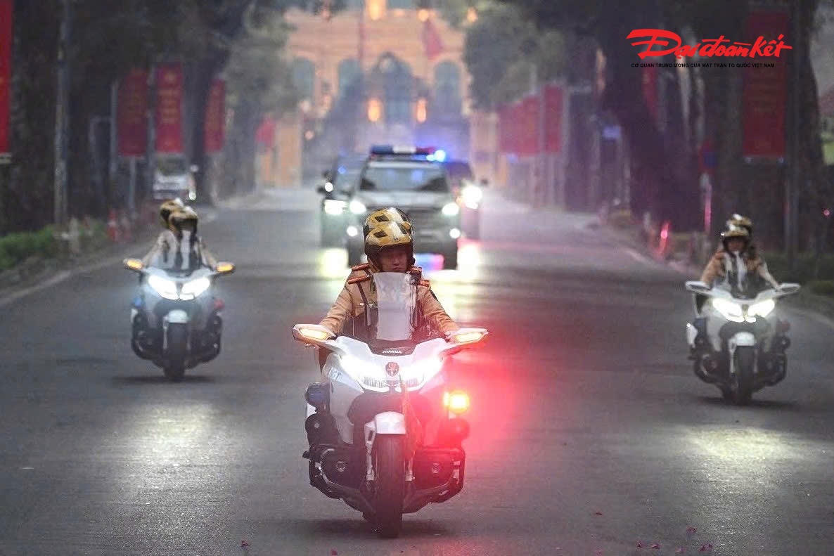 Lực lượng&nbsp;CSGT tuần tra, dẫn đoàn, đảm bảo giao thông thông suốt phục vụ Đại hội XIV của Đảng