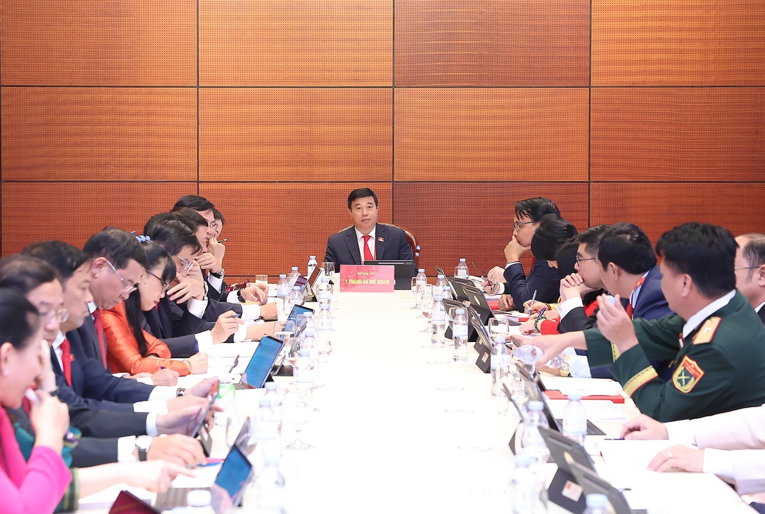 Đoàn Đảng bộ tỉnh Lâm Đồng thảo luận các văn kiện Đại hội. Ảnh: TTXVN