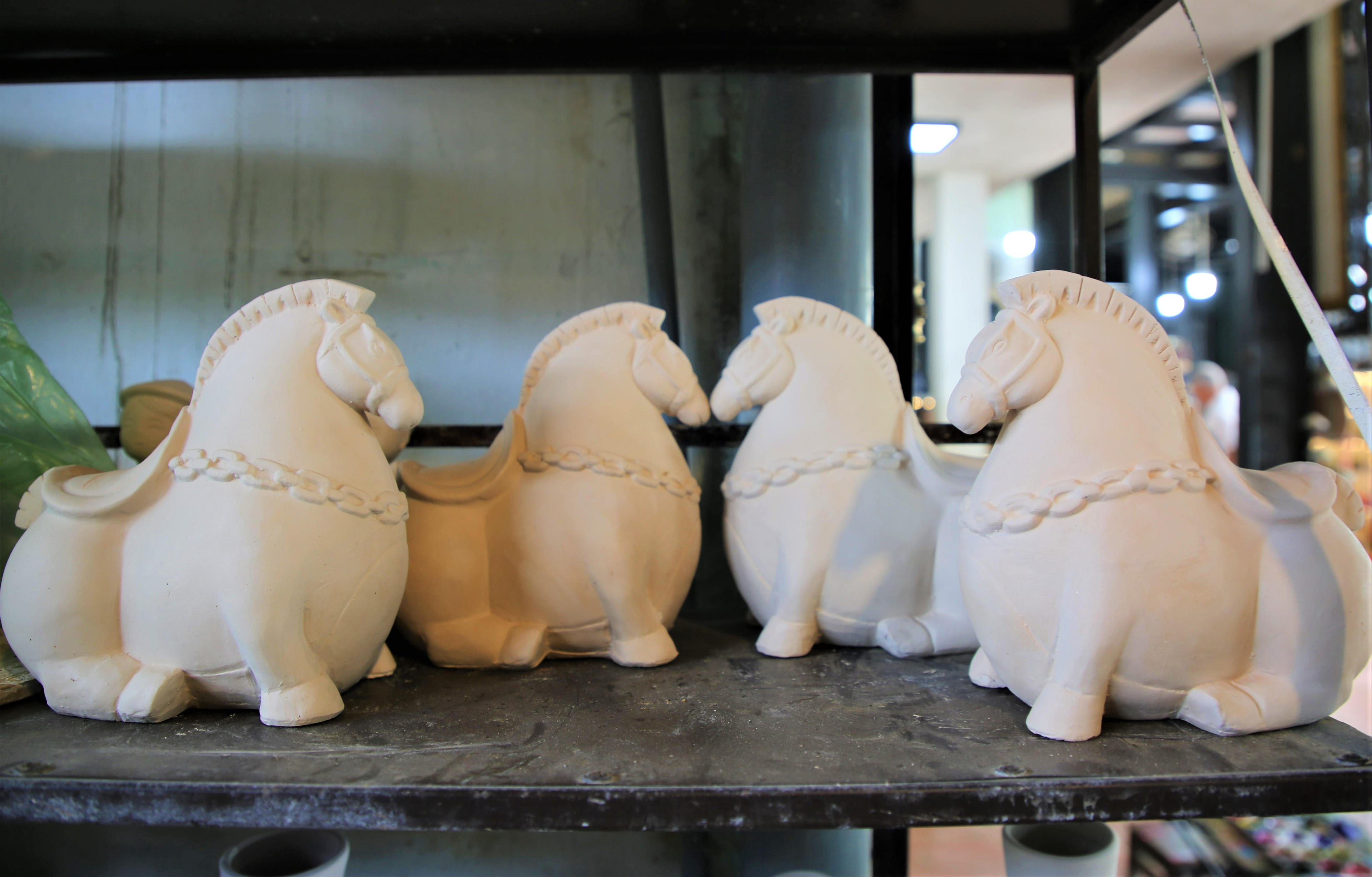 Những linh vật ngựa được các nghệ nhân làng gốm Thanh Hà tạo hình. Ảnh: CV.