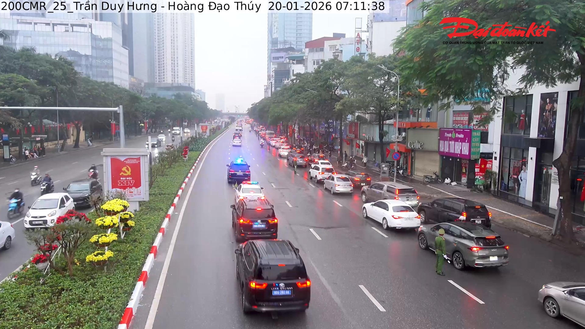 Hình ảnh đoàn xe của các đại biểu di chuyển tại nút giao Trần Duy Hưng - Hoàng Đạo Thúy.