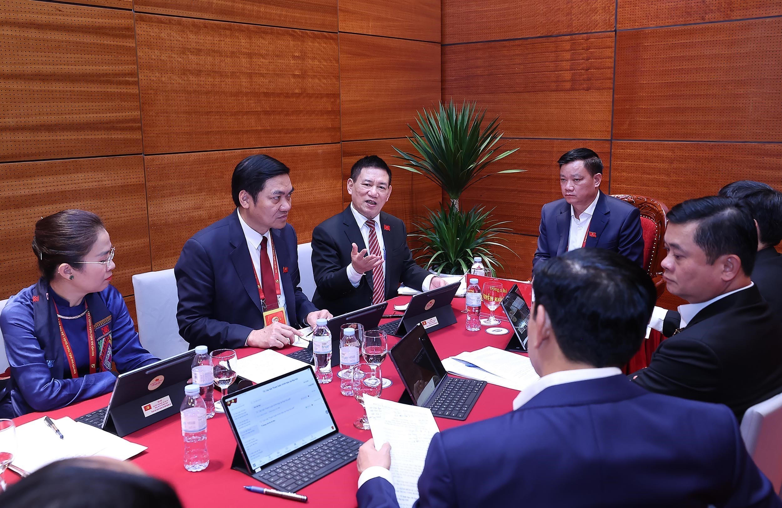 Phó Thủ tướng Hồ Đức Phớc và Đoàn đại biểu Đảng bộ tỉnh Nghệ An thảo luận tại Đoàn. Ảnh: TTXVN