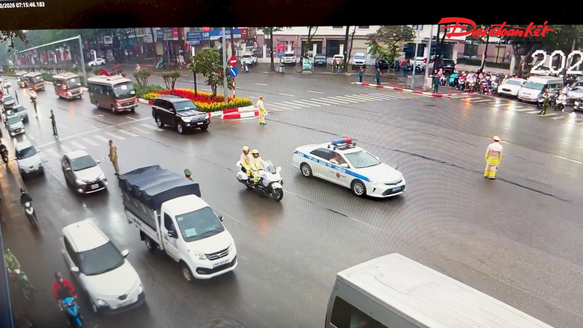 Dòng xe dẫn các đoàn đại biểu di chuyển thông suốt qua các nút giao nhờ “làn sóng xanh” được kích hoạt đồng bộ.