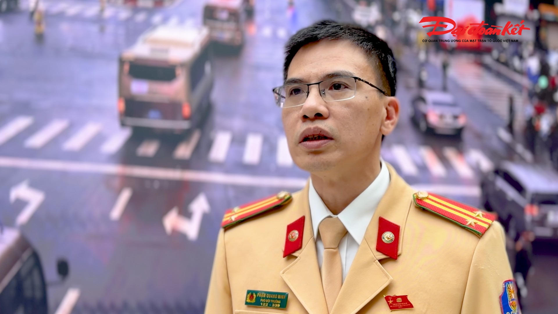 Trung tá Phạm Quang Minh, Phó Đội trưởng Đội Chỉ huy giao thông và Điều khiển đèn tín hiệu giao thông (Phòng CSGT), chia sẻ quy trình vận hành “làn sóng xanh”.