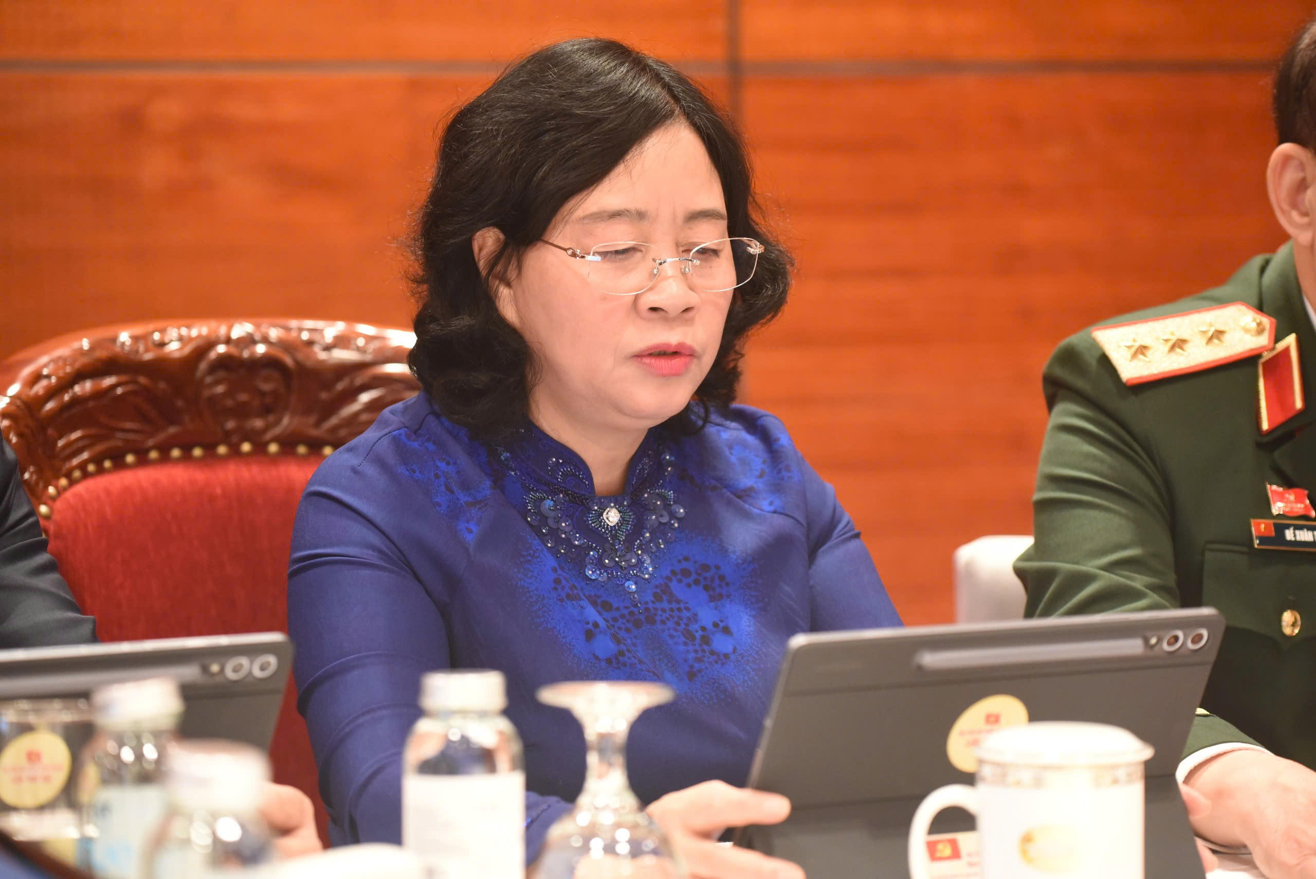 Đồng chí Bùi Thị Minh Hoài, Uỷ viên Bộ Chính trị, Bí thư Trung ương Đảng, Bí thư Đảng uỷ MTTQ, các đoàn thể Trung ương, Chủ tịch UBTƯ MTTQ Việt Nam tại phiên thảo luận.