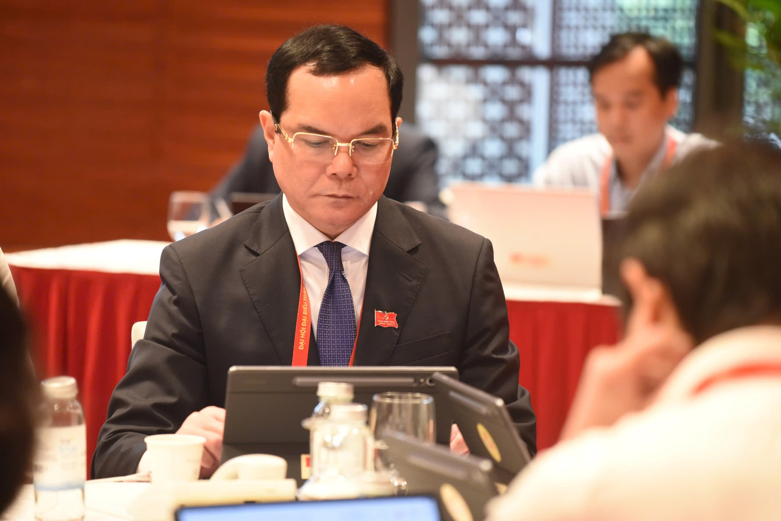Đồng chí Nguyễn Đình Khang, Phó Chủ tịch UBTƯ MTTQ Việt Nam, Chủ tịch Tổng liên đoàn lao động Việt Nam tại phiên thảo luận.&nbsp;