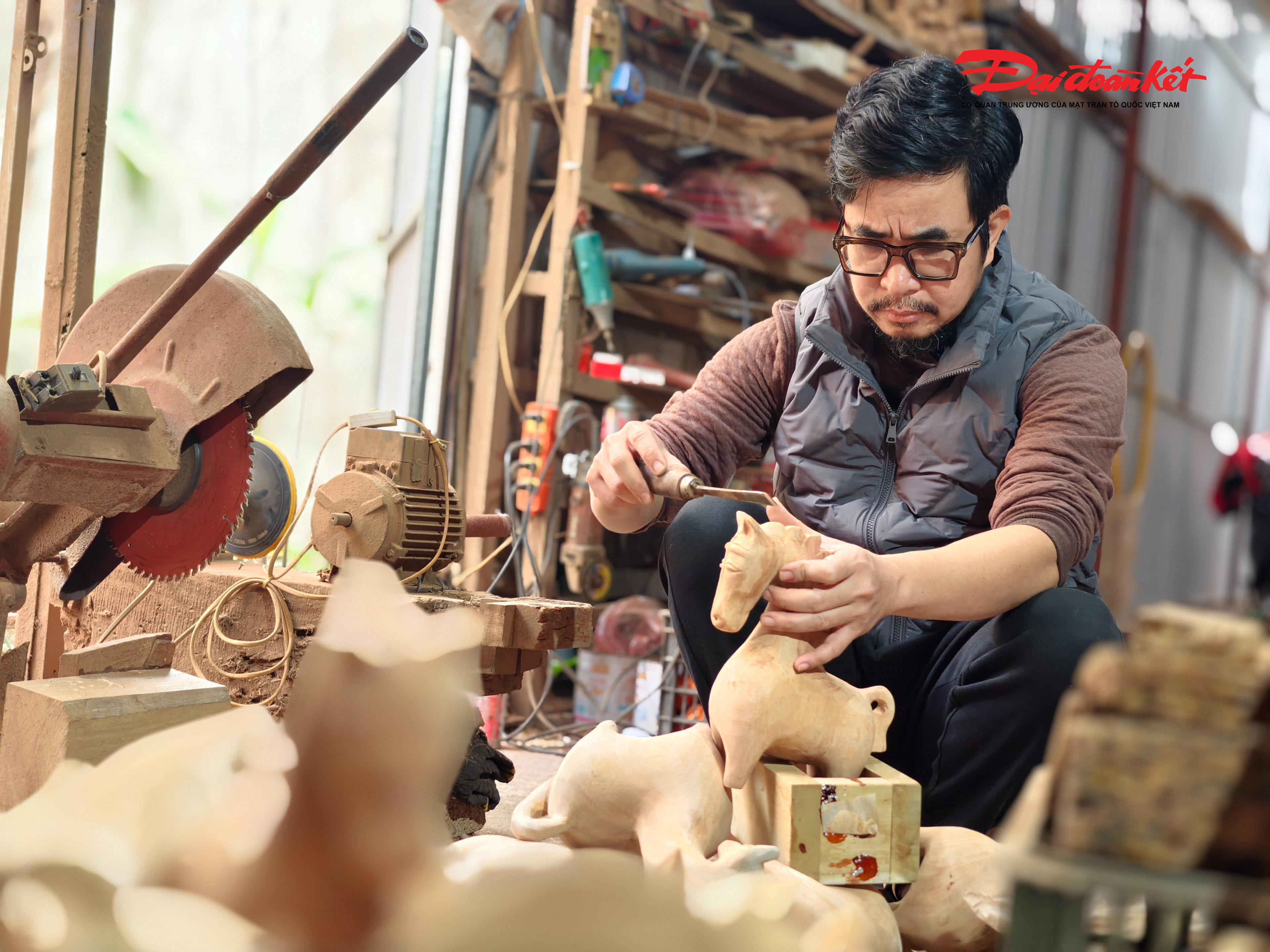 Nghệ nhân khởi đầu bằng công đoạn tạo vóc – bước làm nền then chốt, không chỉ quyết định độ bền mà còn thổi hồn, định hình thần thái cho toàn bộ tác phẩm sơn mài.