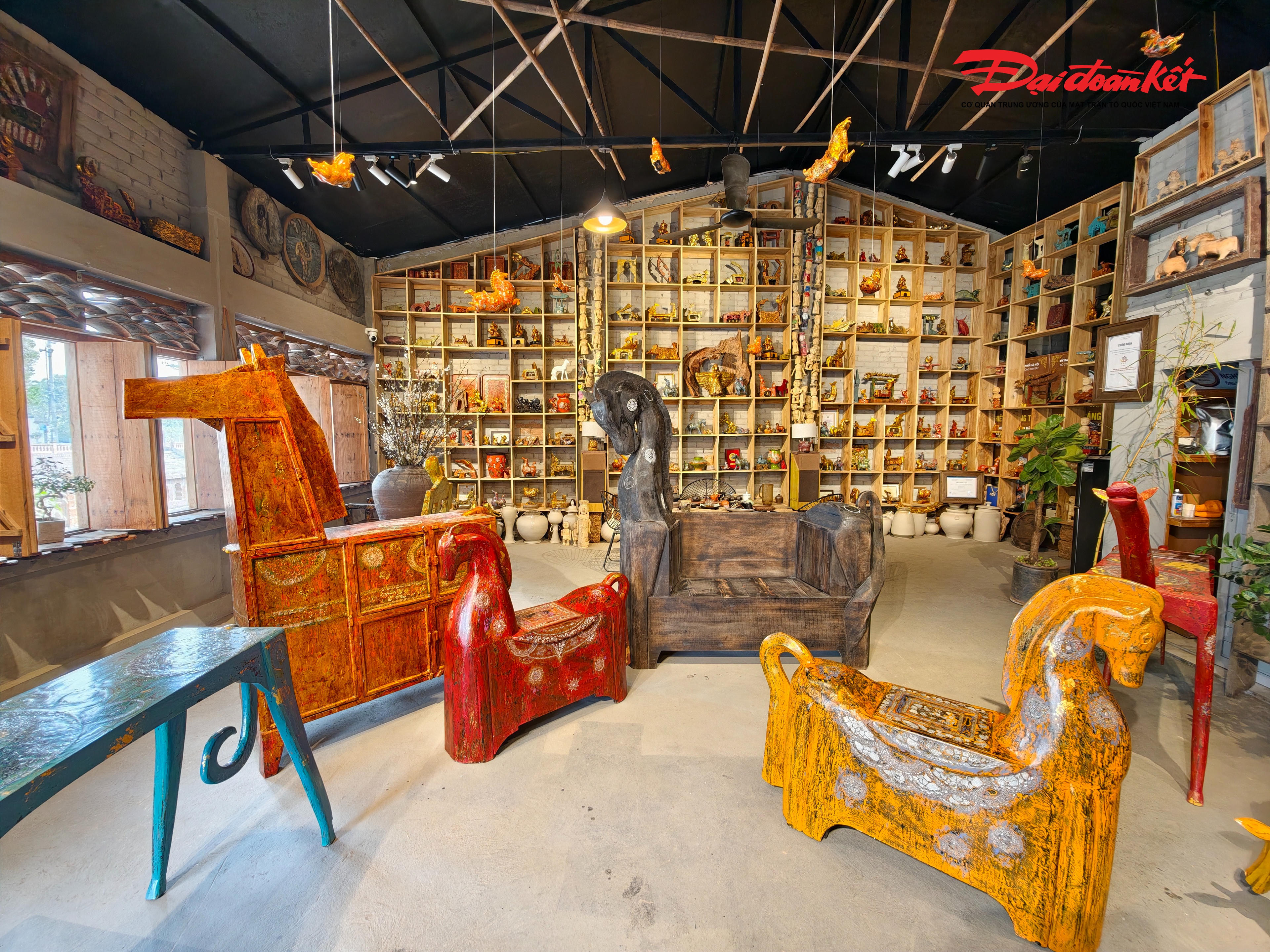 Trong không gian cổ kính của Làng cổ Đường Lâm, những hình tượng ngựa sơn mài ánh lên sắc màu thời gian hòa quyện cùng hơi thở đương đại, tạo nên cuộc đối thoại tinh tế giữa truyền thống và sáng tạo mới trong dịp Tết Bính Ngọ 2026.