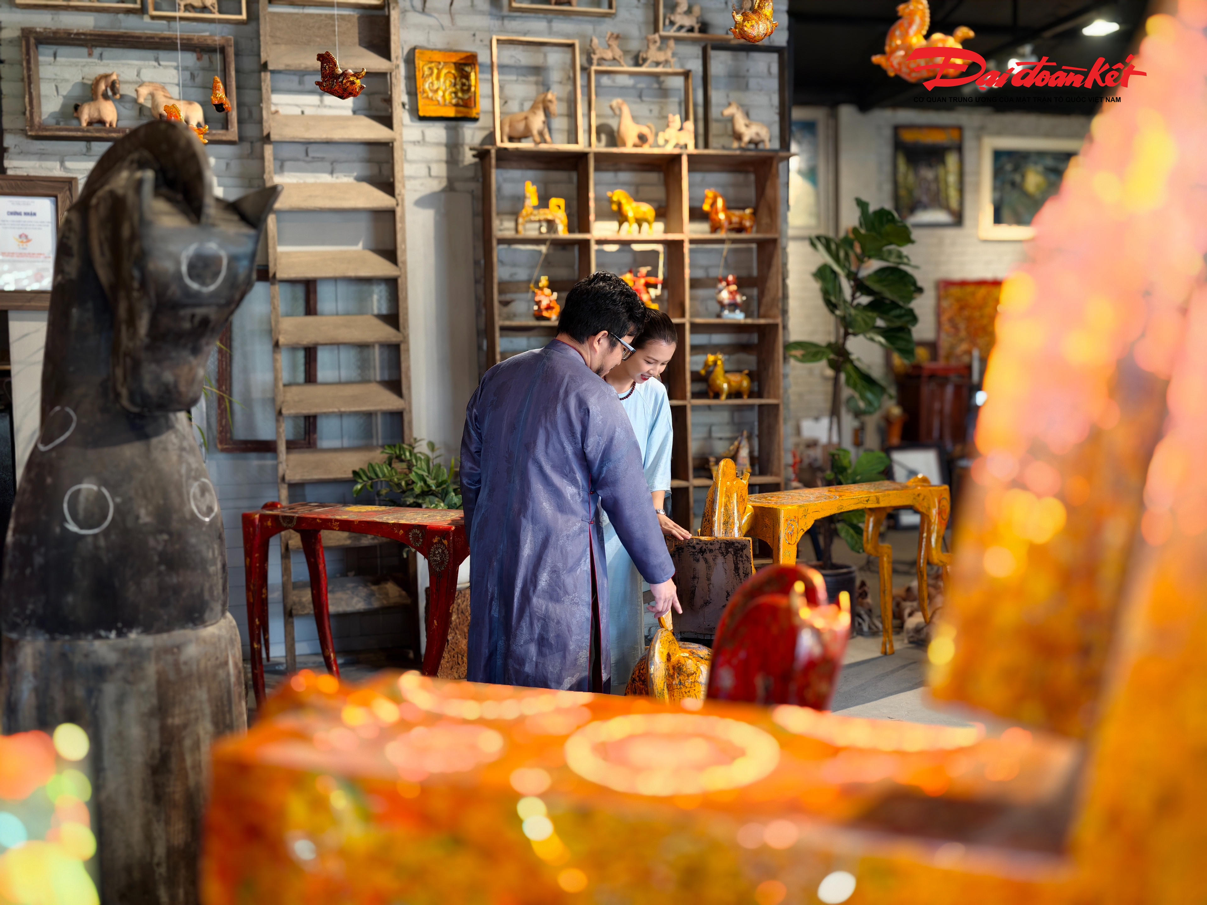 Trong bố cục tổng thể, ngựa mẹ được đặt ở vị trí trung tâm, tượng trưng cho gốc rễ, cội nguồn và nền tảng văn hóa bền vững. Bao quanh là bảy ngựa con, đại diện cho các thế hệ kế tiếp, cho sự sinh sôi, tiếp nối và lan tỏa những giá trị truyền đời. Mỗi chú ngựa mang một sắc độ và dáng vẻ riêng: có con mạnh mẽ, có con uyển chuyển, có con trầm tĩnh, có con bứt phá, phản ánh sự đa dạng trong cá tính và con đường phát triển.