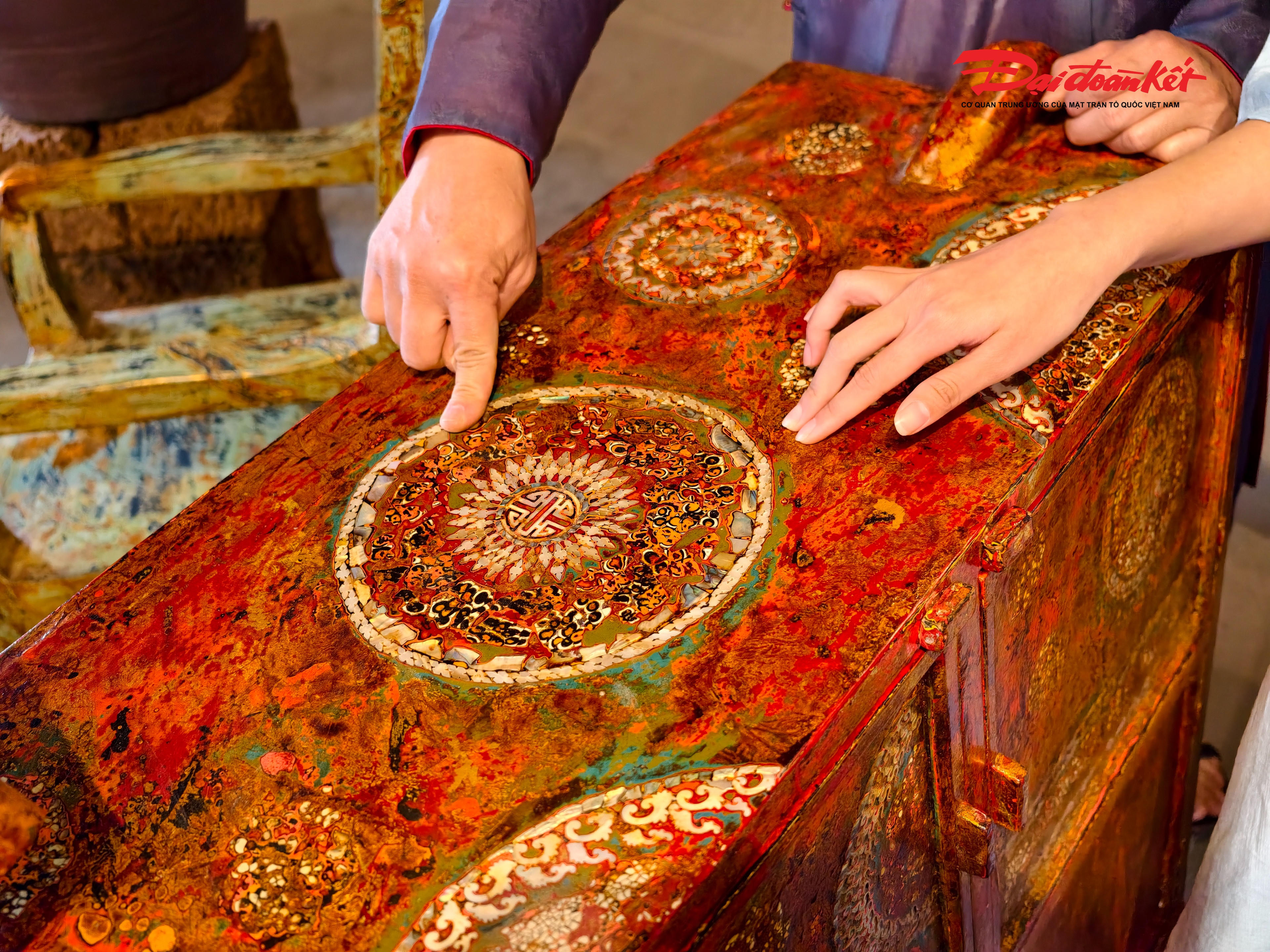 Các lớp sơn mài được xử lý công phu qua nhiều lần phủ và mài, tạo nên chiều sâu thị giác cùng ánh sắc đặc trưng, làm nổi bật vẻ đẹp tinh tế và giá trị của nghệ thuật sơn mài truyền thống.