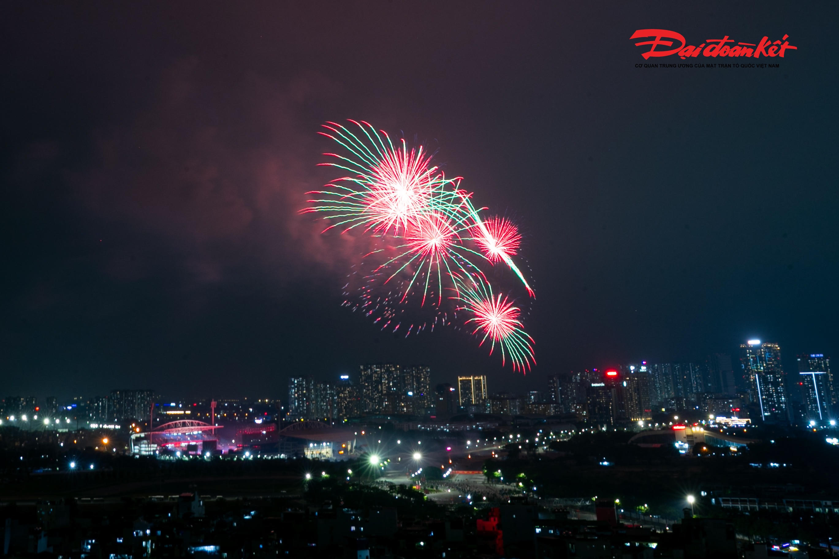 Màn bắn thử pháo hoa kéo dài khoảng 5 phút, được triển khai theo kịch bản tổng duyệt chương trình nghệ thuật “Dưới lá cờ vẻ vang của Đảng”.&nbsp;