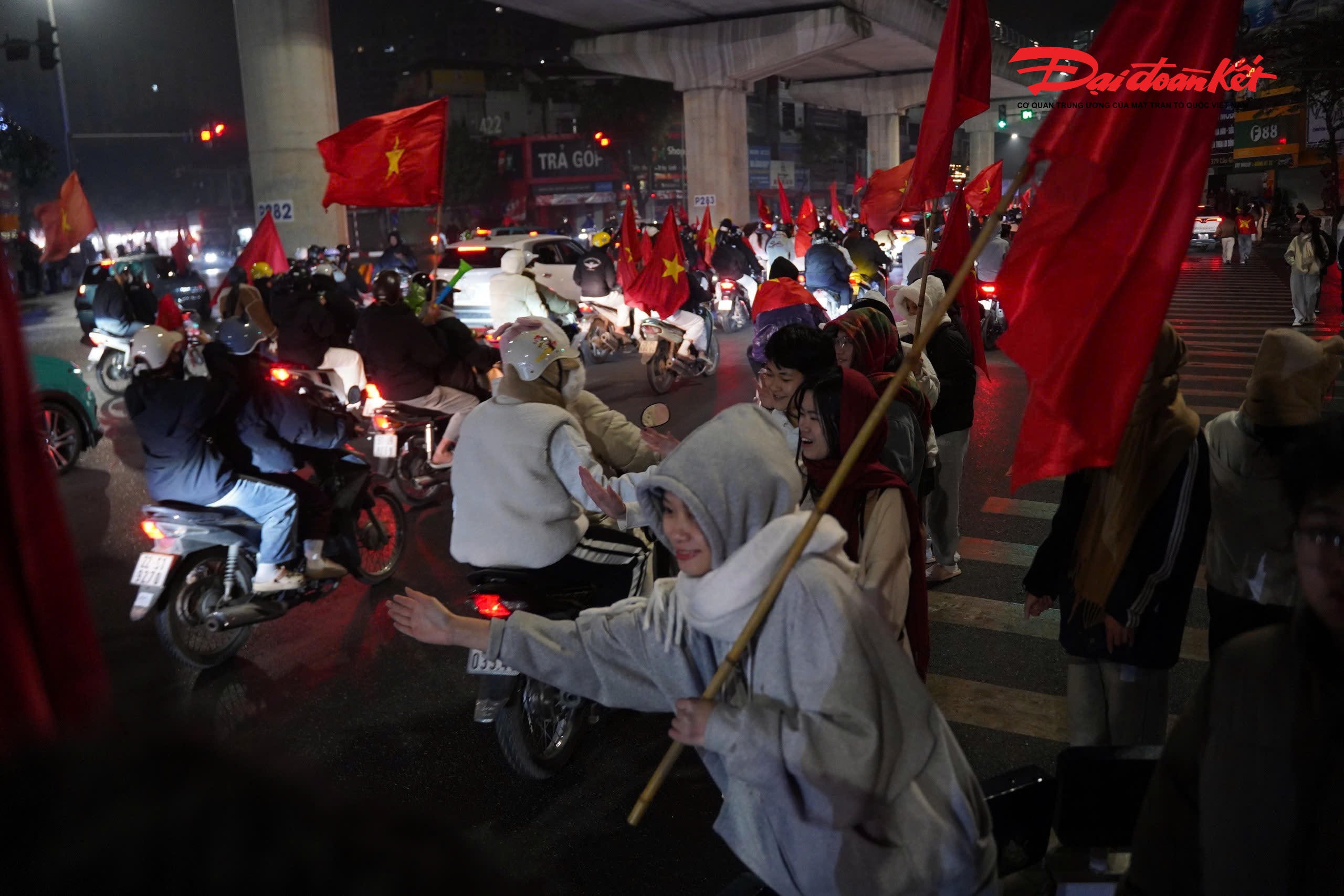 Không khí rực rỡ cờ hoa bao trùm Hà Nội trong đêm “không ngủ” của người hâm mộ bóng đá Việt Nam sau chiến thắng đầy cảm xúc của U23 Việt Nam.