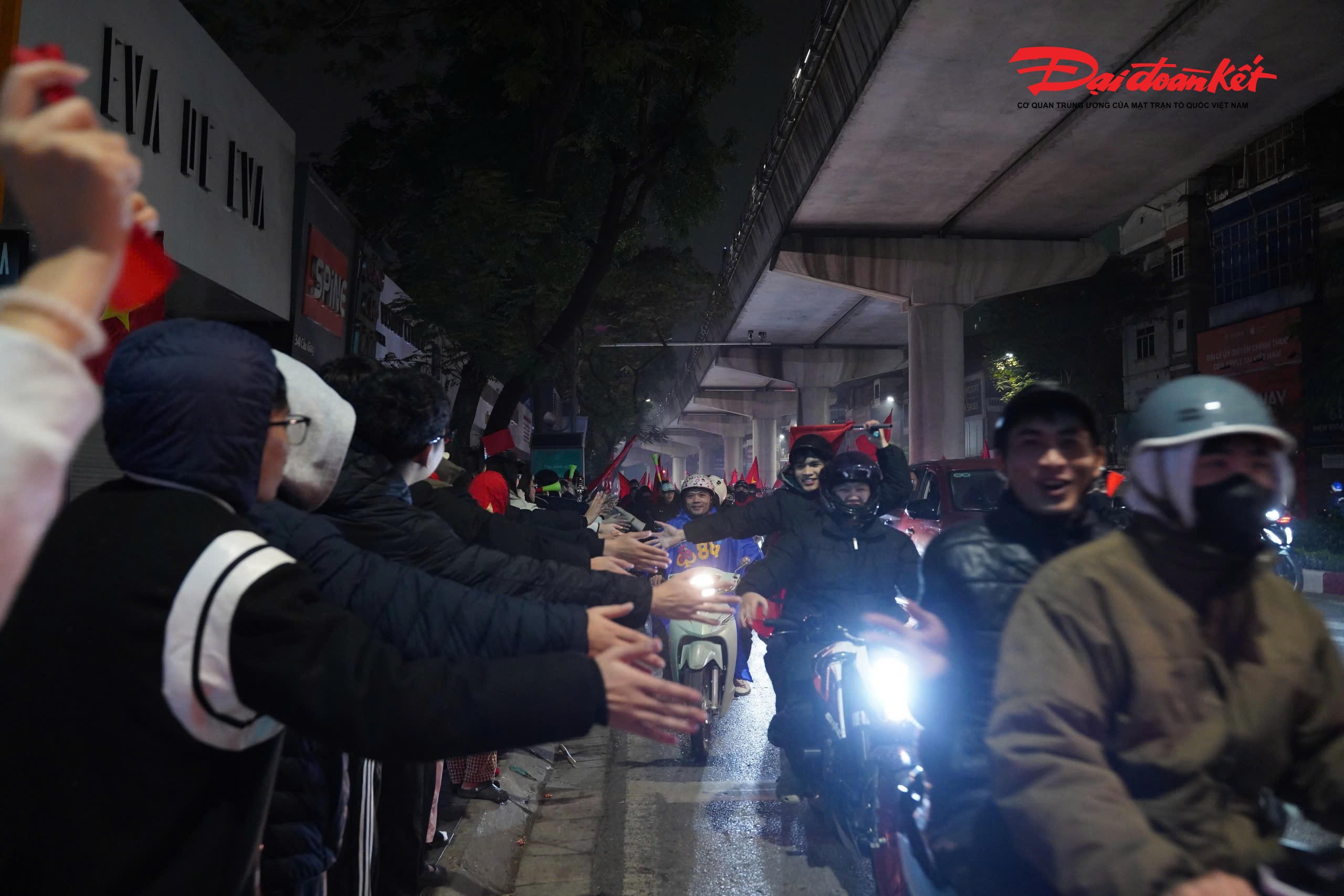 Những cái bắt tay siết chặt giữa các cổ động viên Việt Nam đã thay cho lời chúc mừng, cùng nhau chia sẻ niềm vui chiến thắng của đội tuyển.