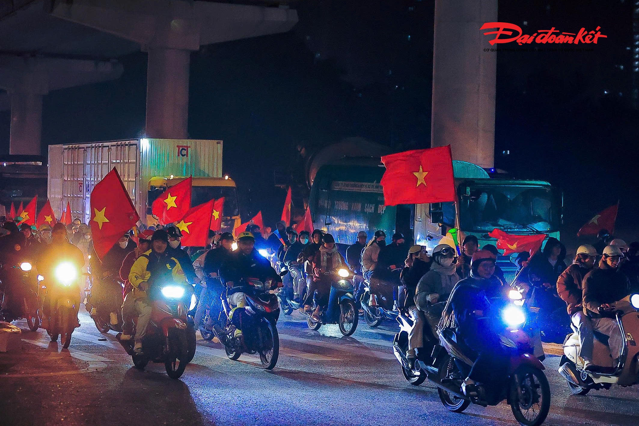 Từng đoàn xe máy nối dài, người dân khoác áo ấm, quàng khăn, hô vang khẩu hiệu cổ vũ đội tuyển, vẫy cờ và chia sẻ niềm tự hào dân tộc.