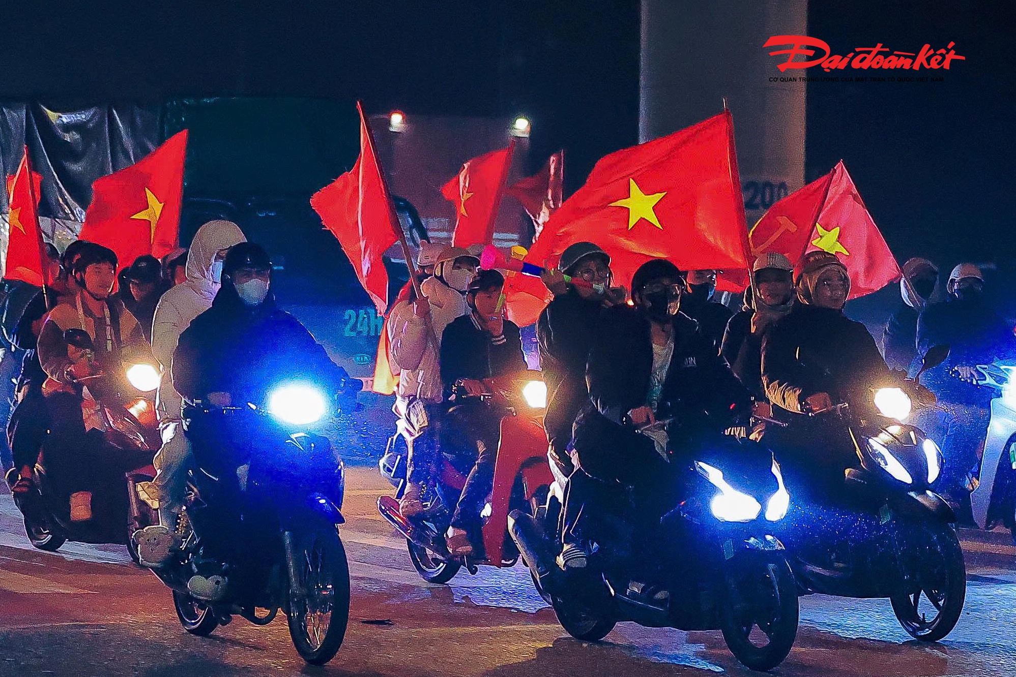 Dù đã hơn 2 giờ sáng, nhưng cả thành phố dường như vẫn thức cùng U23 Việt Nam, hòa chung niềm vui chiến thắng và niềm tự hào lan tỏa khắp các tuyến phố.. 