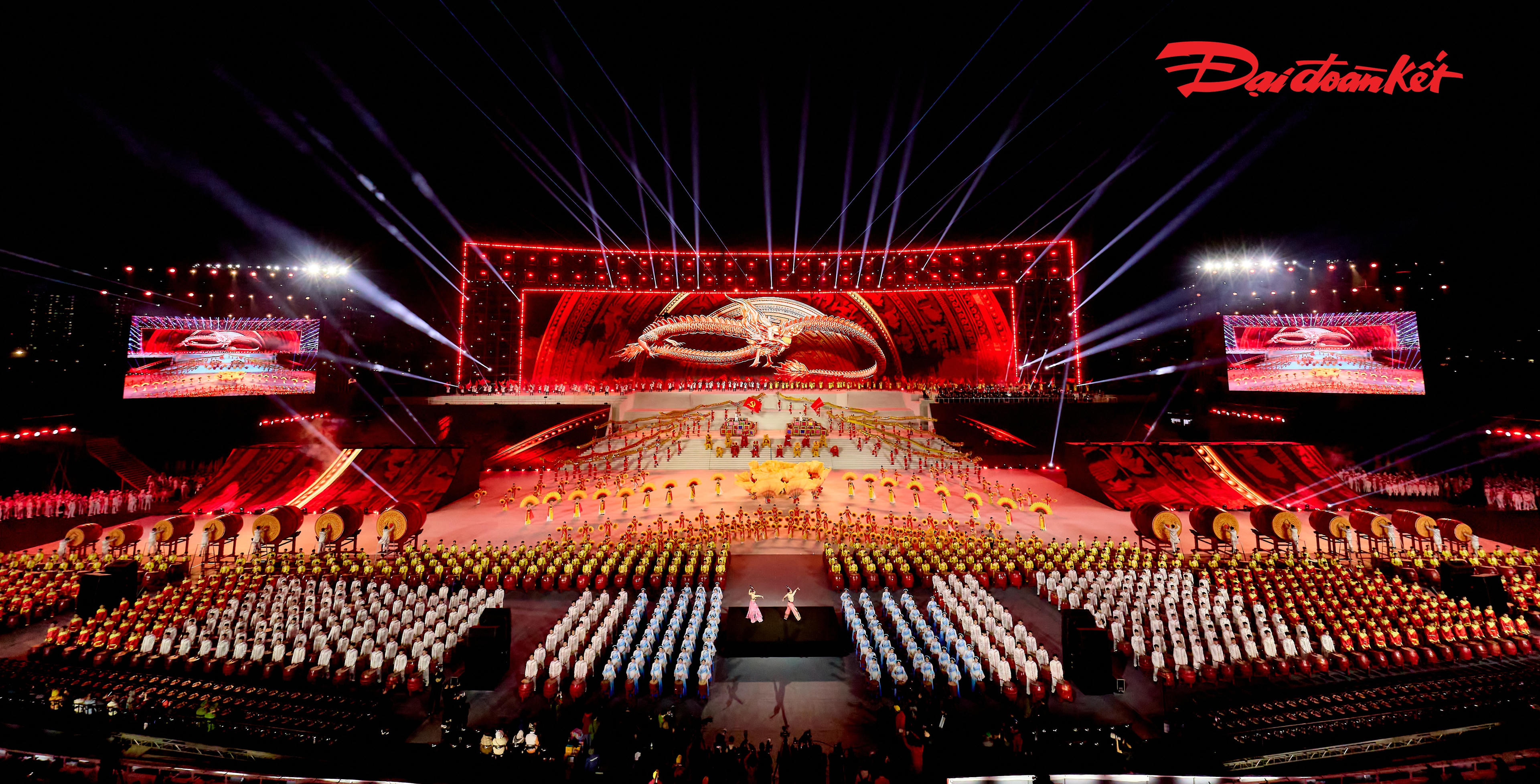 Sân khấu được thiết kế linh hoạt, đưa khán giả đến với hình ảnh những đoàn xe đạp chở lương thực, vũ khí vào chiến trường Điện Biên Phủ, cây cầu Hiền Lương nối đôi bờ Bến Hải, những đoàn quân vượt Trường Sơn vào chiến trường miền nam, và Thành phố Hồ Chí Minh ngày đón những đoàn quân chiến thắng...