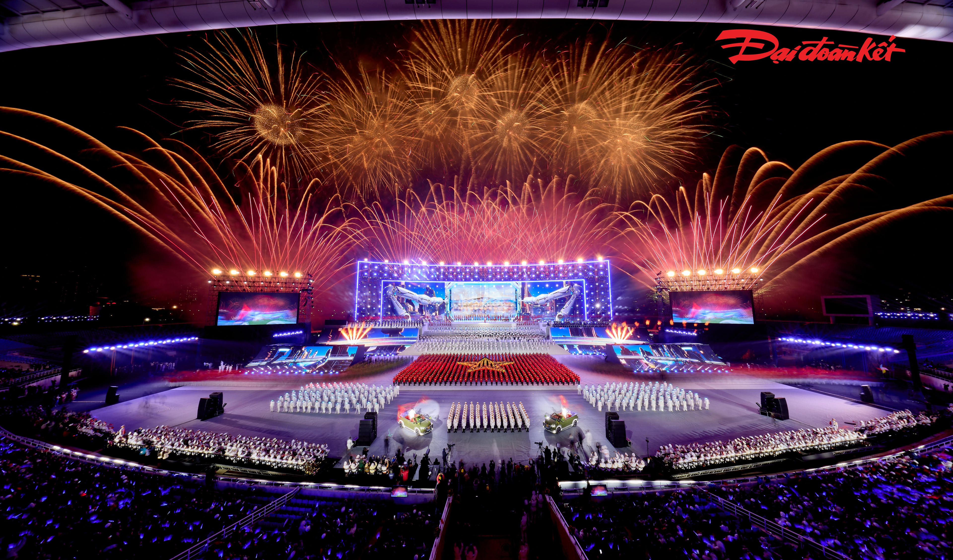 Chương trình gồm 3 phần. Sau phần Mở đầu và phần Lễ là phần Nghệ thuật được dàn dựng công phu, hiện đại, gồm 3 chương xuyên suốt gồm “Tầm nhìn mới - Kỳ tích mới - Kỷ nguyên mới”, với tên gọi lần lượt là “Tráng ca dưới cờ Đảng”, “Với Đảng, trọn niềm tin yêu” và “Dưới lá cờ vẻ vang của Đảng”.