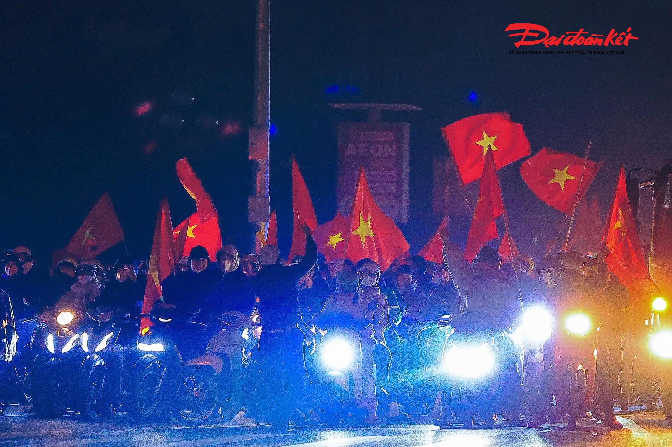 Tại nhiều nút giao thông, đặc biệt ở các điểm dừng đèn đỏ, đông đảo người dân tạm dừng xe, cùng nhau hô vang khẩu hiệu “Việt Nam vô địch”, tạo nên bầu không khí cuồng nhiệt, tràn ngập niềm tự hào dân tộc.. 