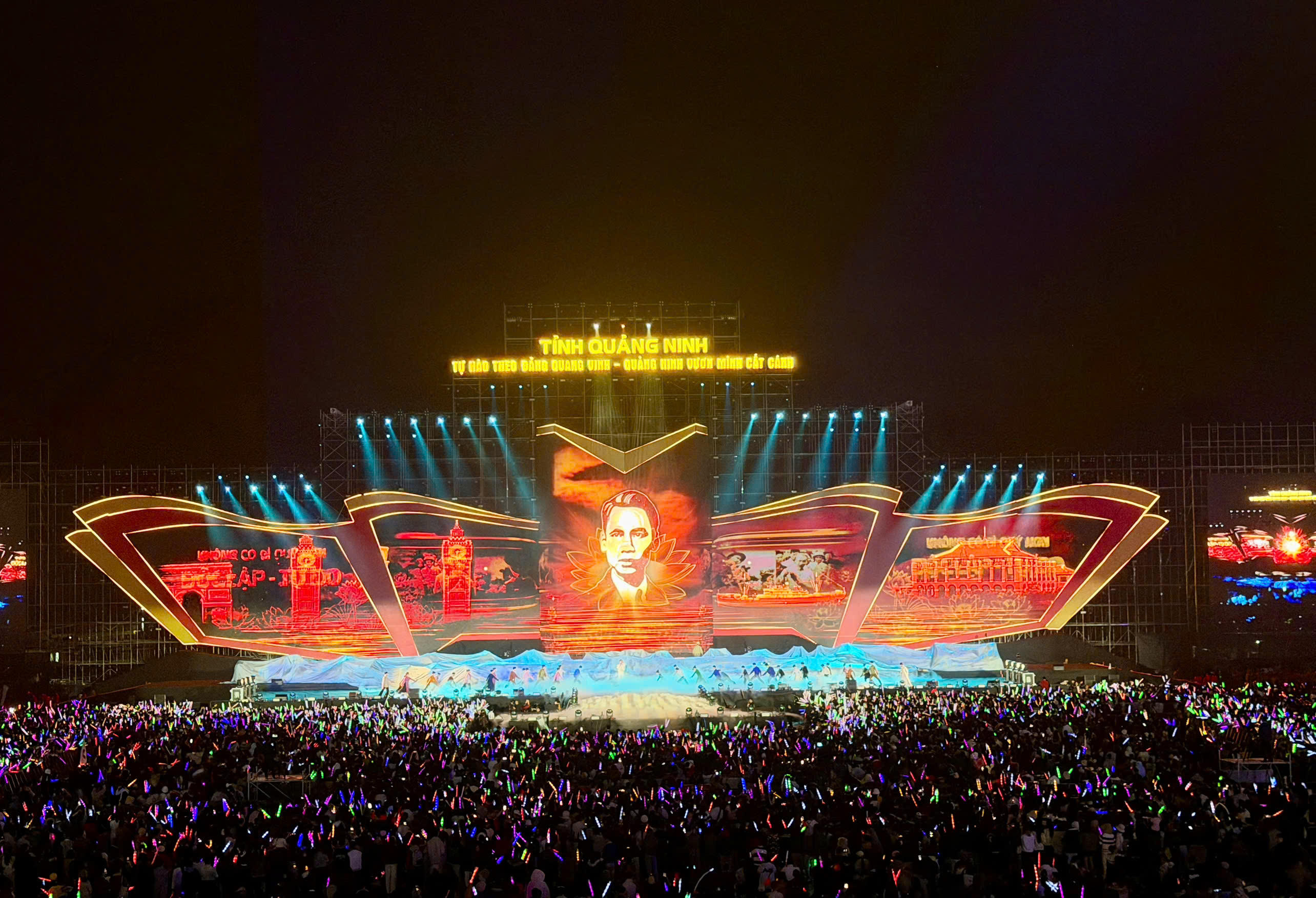 Sân khấu concert được đầu tư dàn dựng công phu, hệ thống âm thanh, ánh sáng hiện đại, visual mapping. 