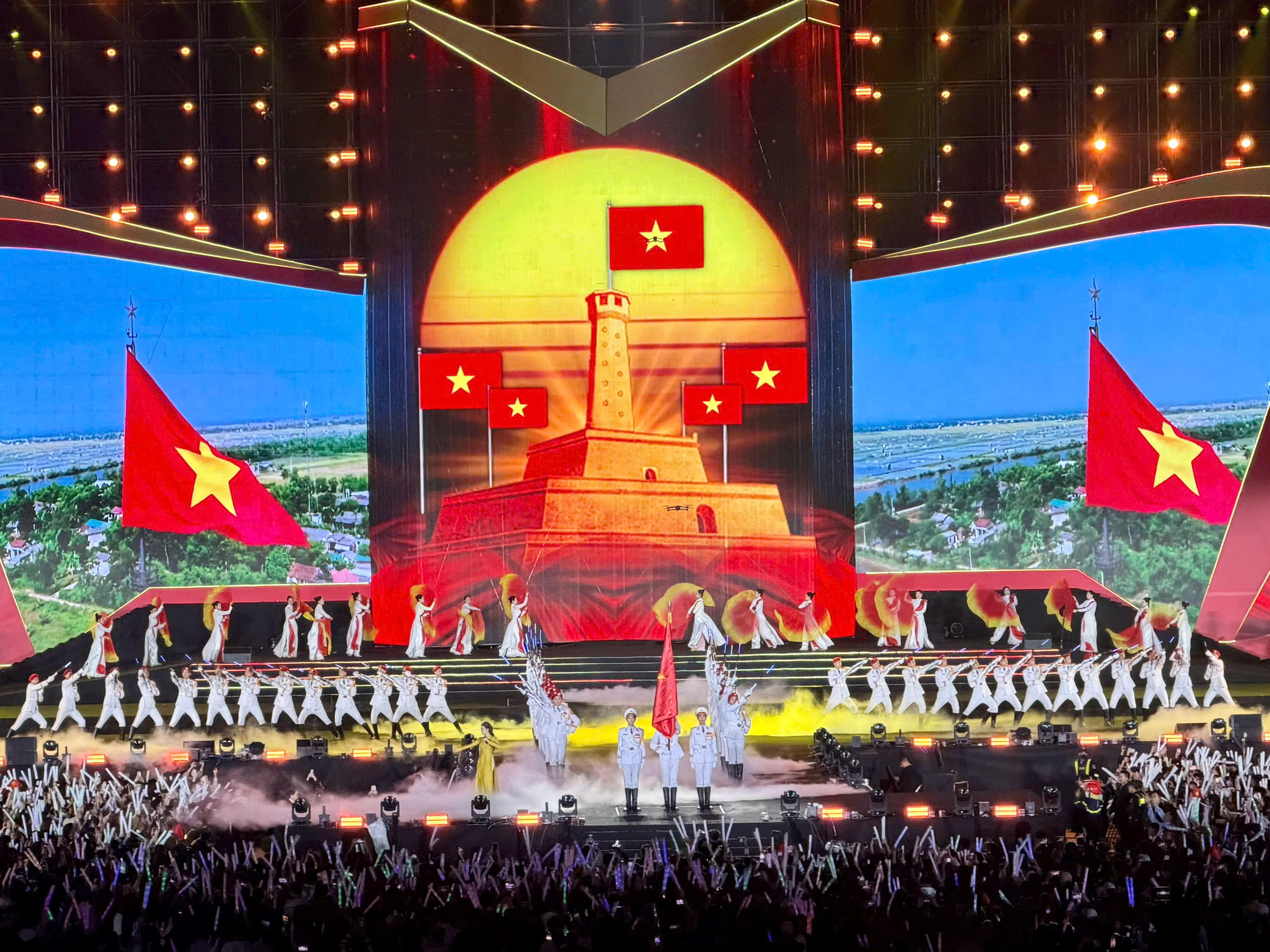 Chương trình gồm 3 chương xuyên suốt: Chương 1 "Đời ta có Đảng"; Chương 2 "Niềm tin có Đảng - Vững bước tương lai" và Chương 3 "Mùa xuân của kỷ nguyên mới" với các tiết mục nghệ thuật được đầu tư, dàn dựng công phu. 