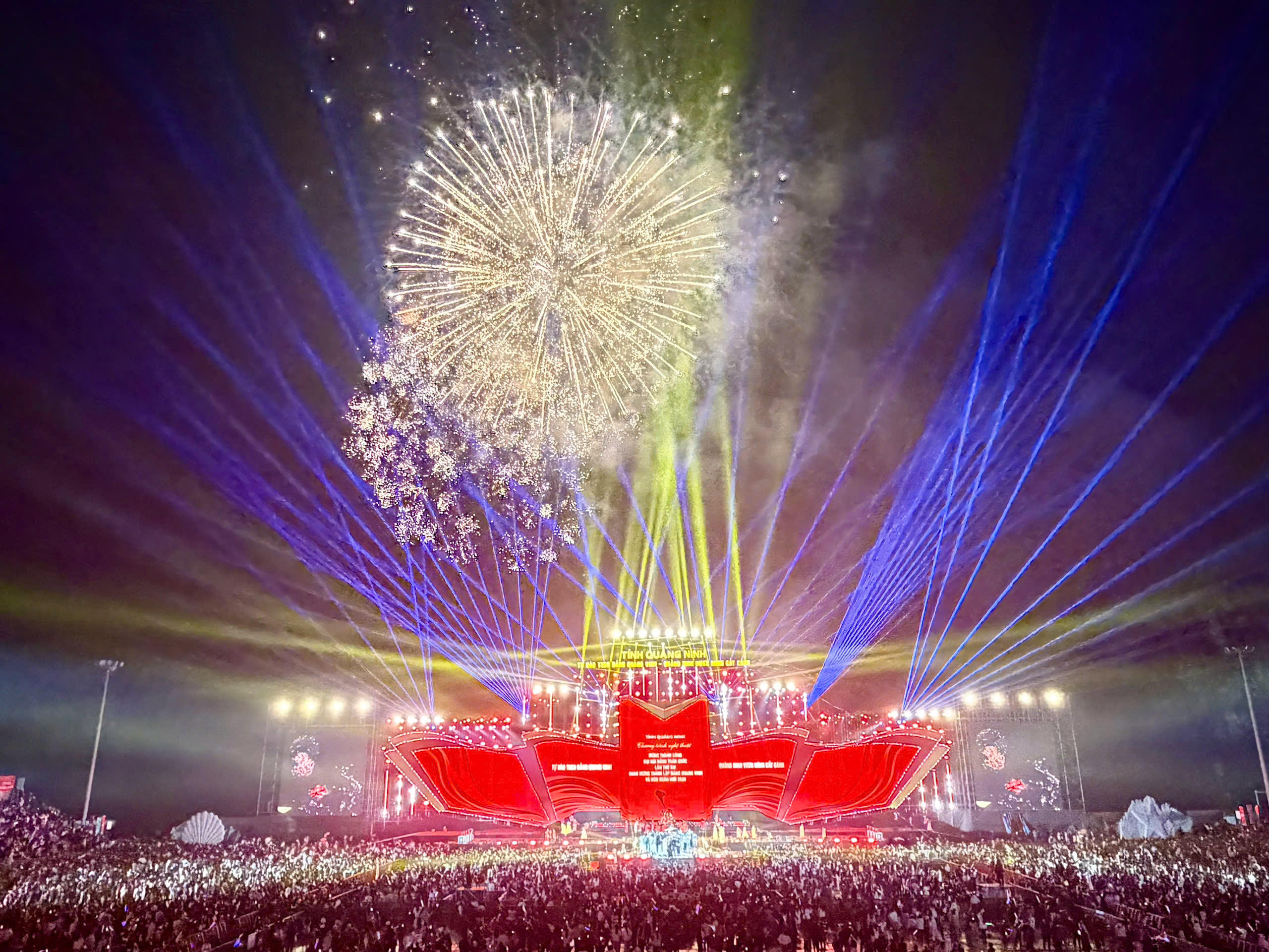 Concert “Tự hào theo Đảng quang vinh - Quảng Ninh vươn mình cất cánh”  khép lại với màn bắn pháo hoa tầm cao mãn nhãn, để lại nhiều cảm xúc ấn tượng cho khán giả.