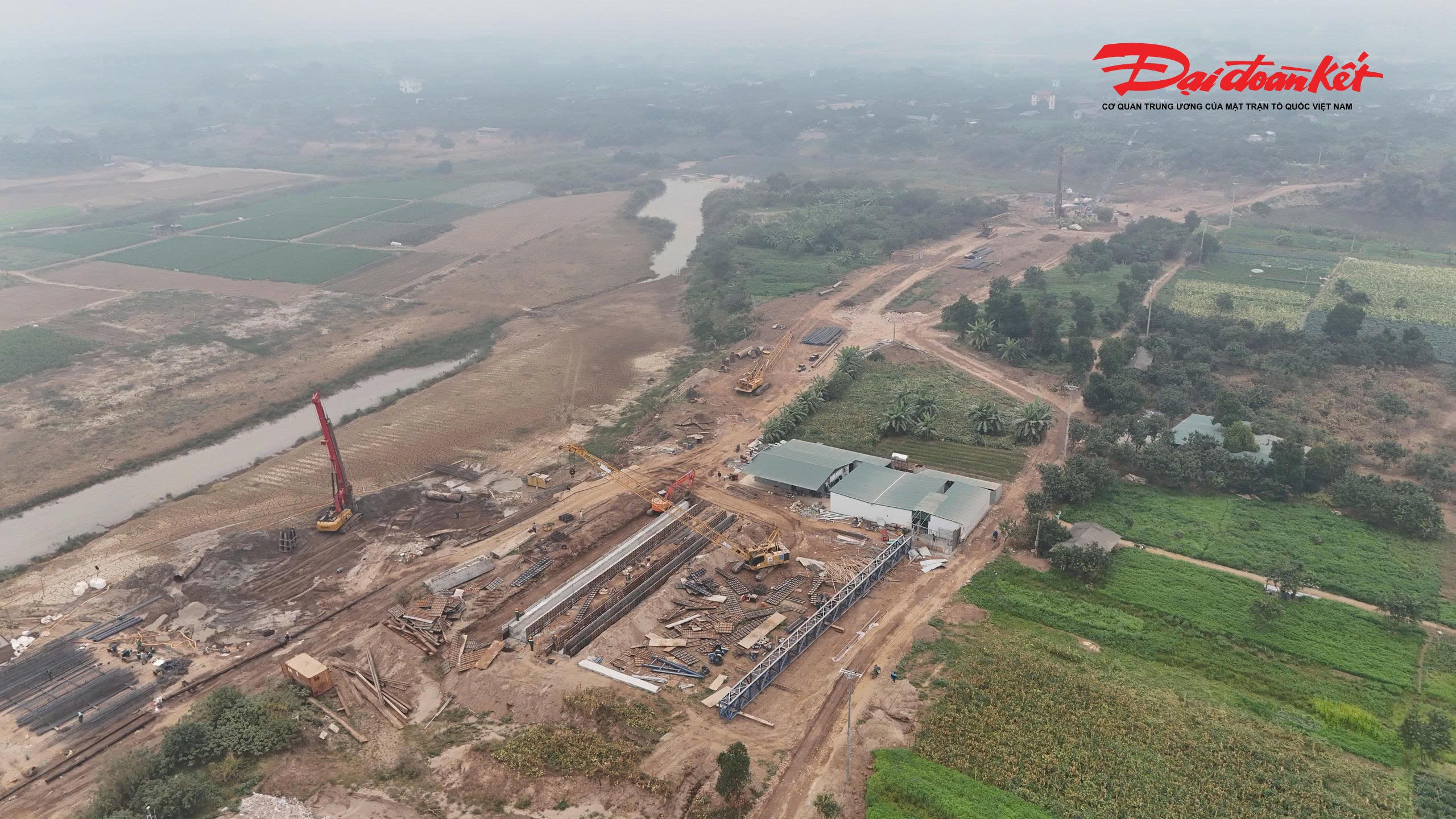 Phía bờ Nam, đơn vị đang chuẩn bị dây chuyền để khoan cọc D1200 thuộc các trụ P19 đến trụ P21. 
