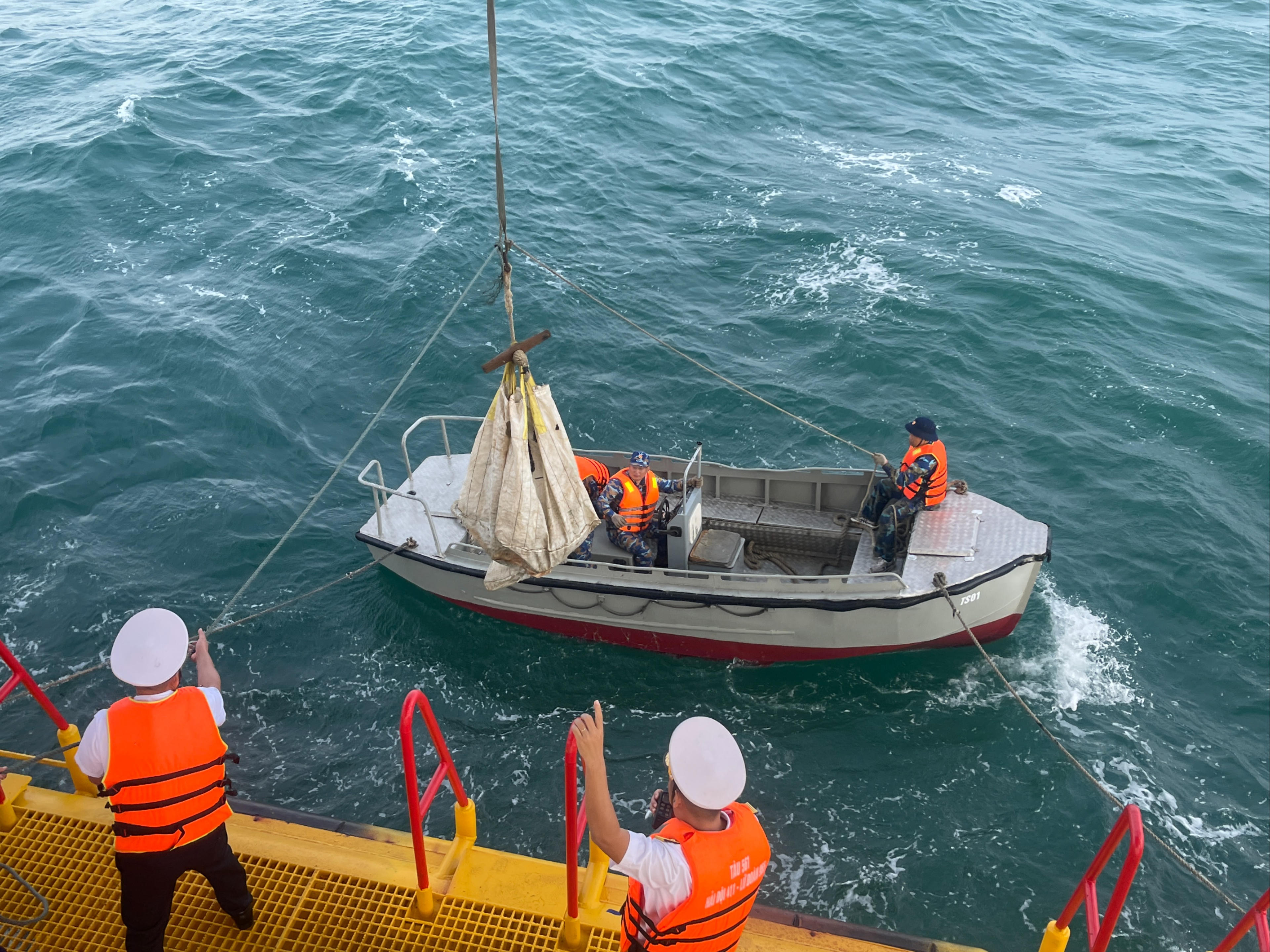 Hàng hoá, quà tết được cần cẩu ở nhà giàn kéo lên từ ca nô. Ảnh: Đoàn Xá.