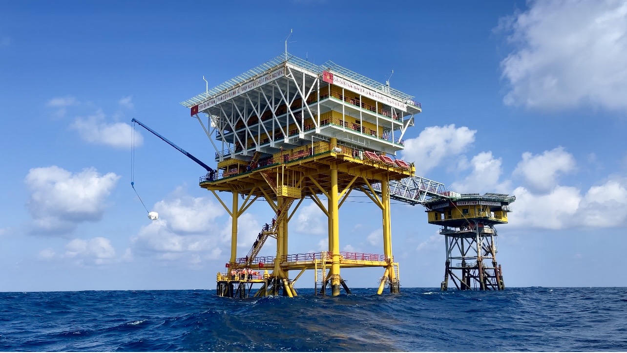 Trong khi người lên nhà giàn lần lượt thì hàng hoá, quà tết được cho vào bao tải lớn cẩu lên. Ảnh: Đoàn Xá.