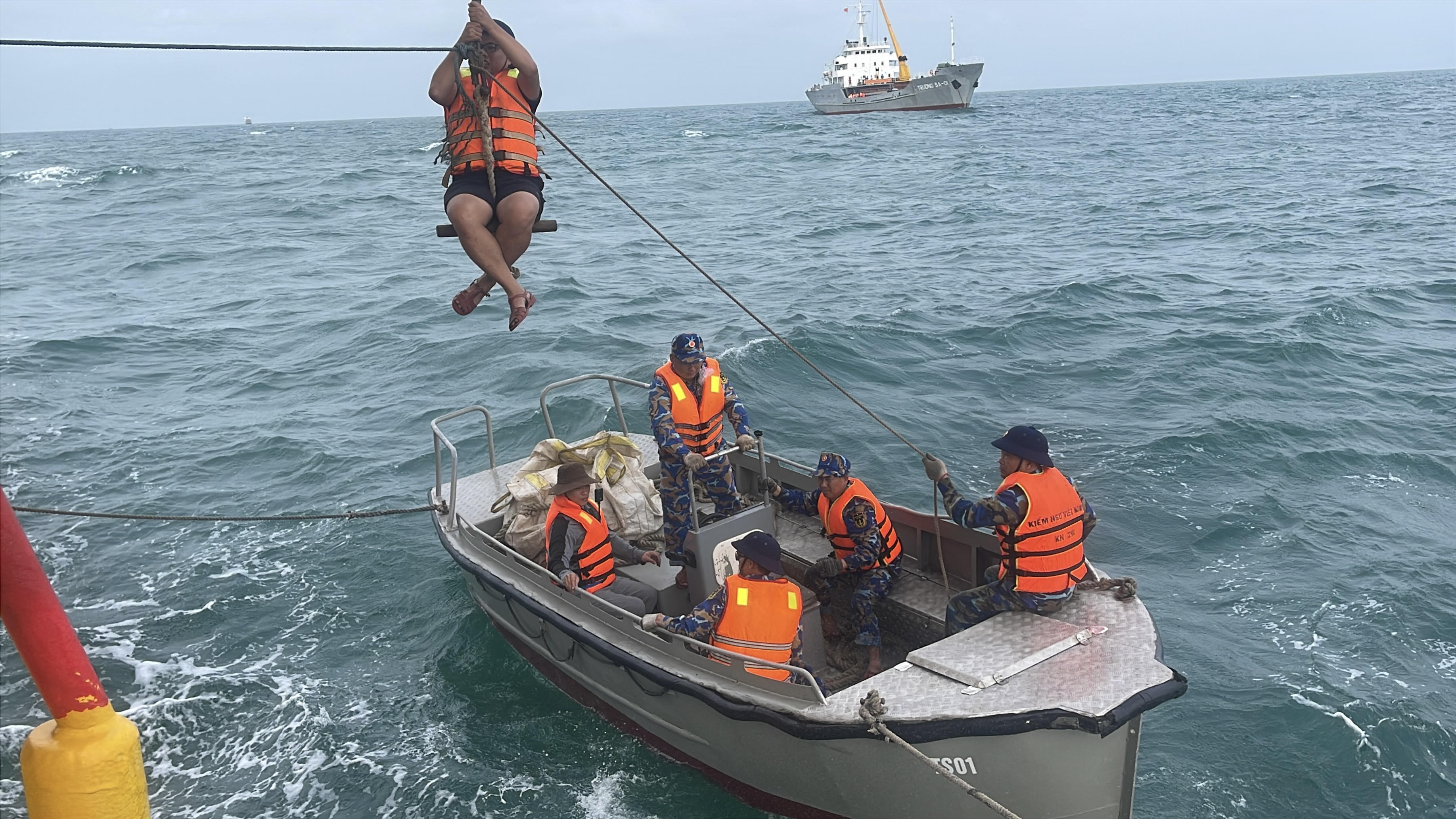 Do sóng to gió lớn, ca nô không thể áp sát chân nhà giàn nên đoàn công tác phải đu dây thừng để lên nhà. Ảnh: Đoàn Xá.
