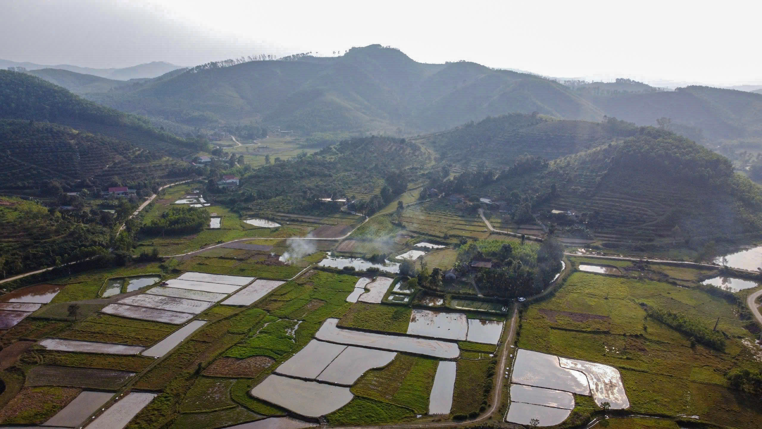 Kim Hoa là xã miền núi, có nhiều ao hồ, khe trũng xen kẽ trong vườn đồi. Ảnh: Cẩm Kỳ 