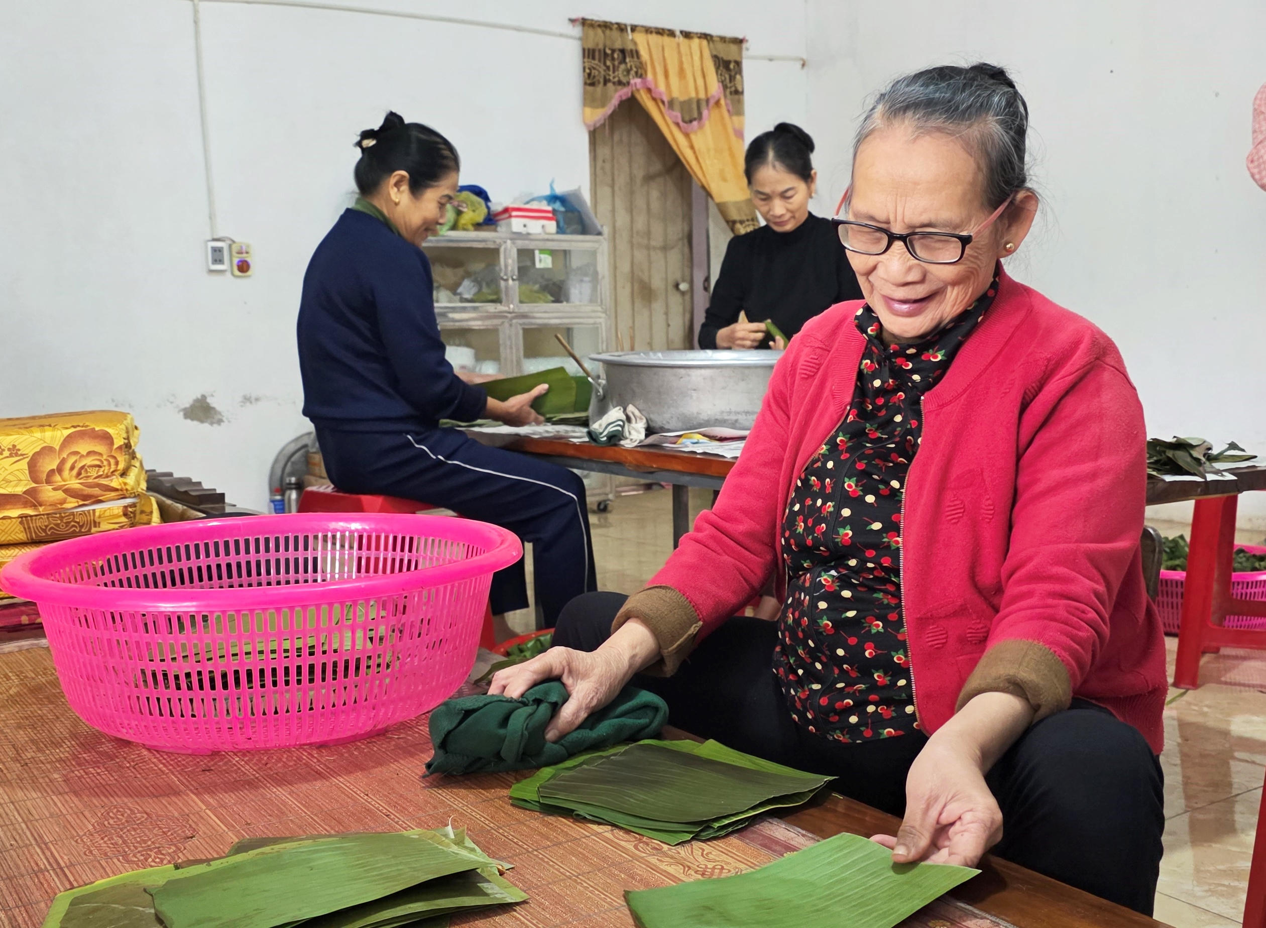 Nghề làm bánh răng bừa ở Xuân Lập tuy không khó nhưng lại khá tỉ mẫn và công phu. Lá gói bánh phải dùng bằng lá chuối, hơ lửa và lau rửa thật sạch sẽ. Ảnh: Nguyễn Chung.
