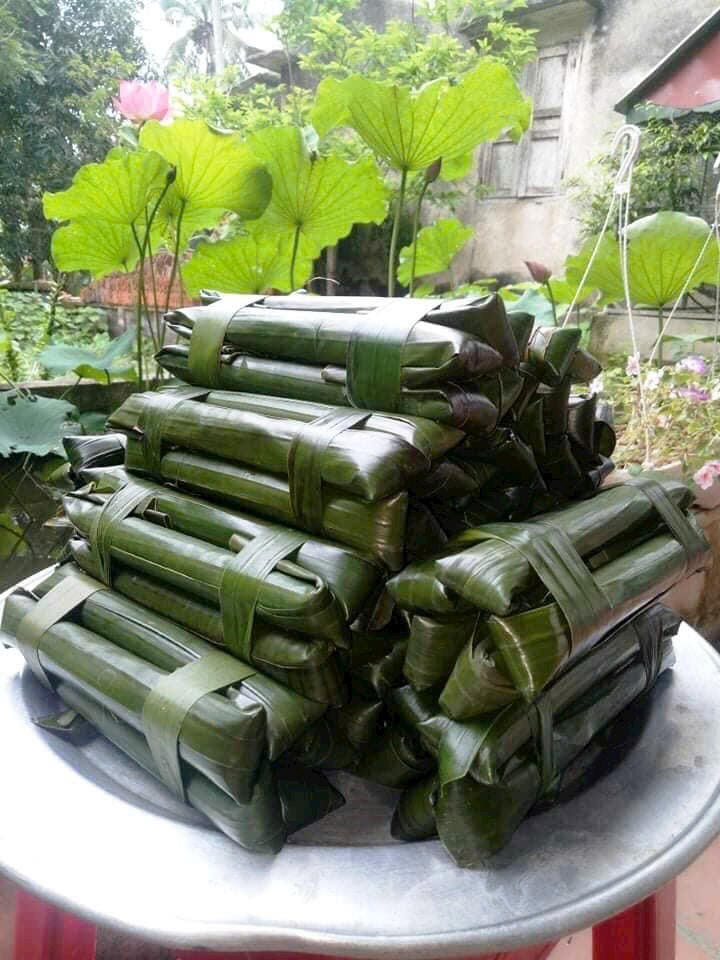 Khi luộc phải đổ nước ngập bánh, hoặc cho vào nồi đồ xôi, hấp tầm từ 30 - 35 phút là bánh chín. Ảnh: Nguyễn Chung.