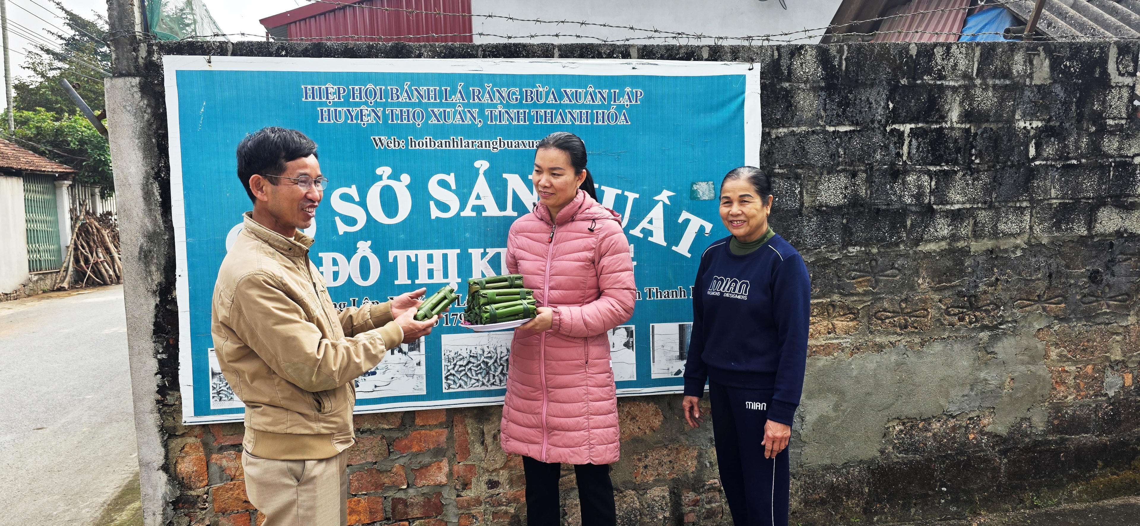 Chị Đỗ Thị Thương (đứng giữa), giới thiệu với chúng tôi nghề làm bánh răng bừa của gia đình. Ảnh: Nguyễn Chung.