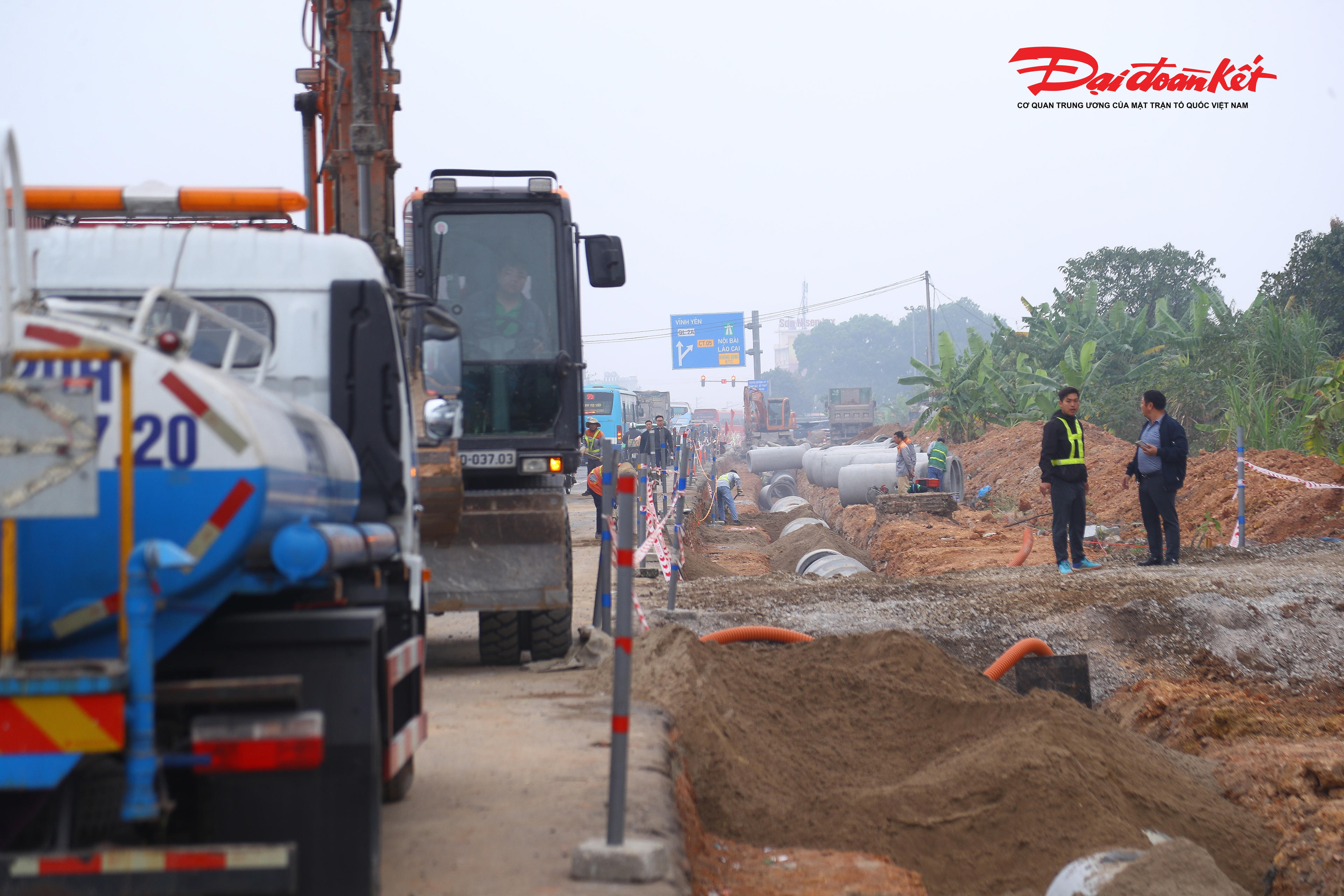 Ông Lê Trọng Tuyến - cán bộ Công ty Cổ phần giao thông 2 Hà Nội cho biết, dự án hiện nay chủ yếu tập trung vào các hạng mục như đào đắp, mở rộng nền đường và lắp đặt hệ thống ống, cống ngầm. Đây là những công việc nền tảng, có ý nghĩa quyết định đến chất lượng và khả năng khai thác lâu dài của công trình.
