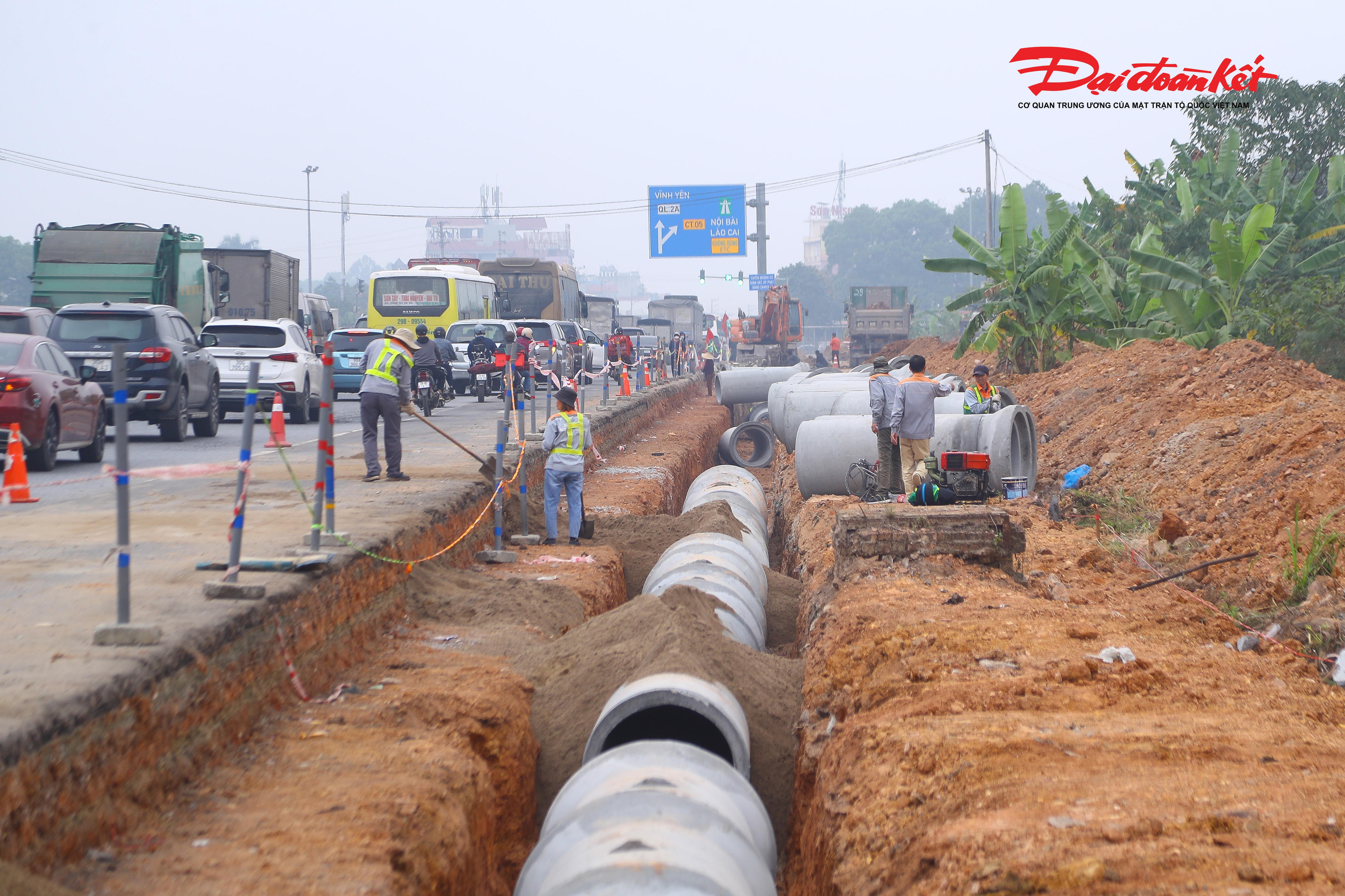 "Đến nay, công tác thi công nền đường đã đạt khoảng 90%, hệ thống cống, ống ngầm đã hoàn thành khoảng 70% khối lượng. Hiện đơn vị đang tiếp tục triển khai các hạng mục móng đường và mặt đường, bảo đảm đồng bộ theo thiết kế được phê duyệt", ông Tuyến cho hay.