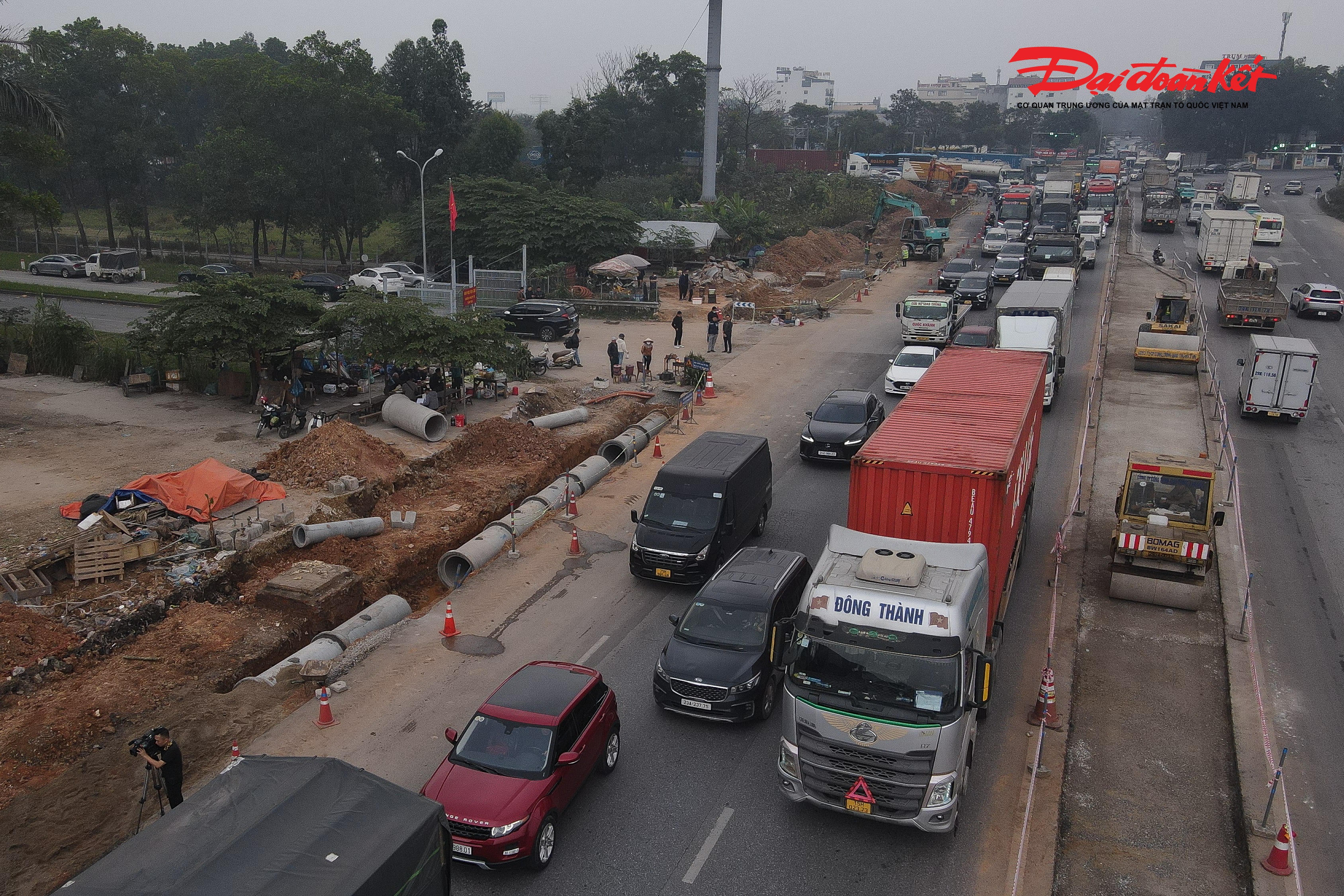 Thực tế cho thấy, mật độ phương tiện trên tuyến Quốc lộ 2 hướng đi cao tốc Hà Nội – Lào Cai luôn đông đúc, khiến việc thi công các hạng mục phải triển khai trong điều kiện hết sức phức tạp.. 