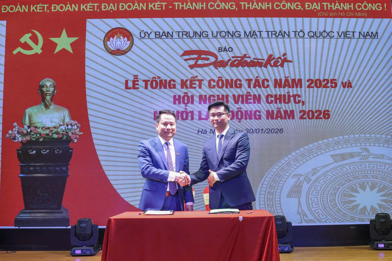 Lãnh đạo Báo Đại đoàn kết và Công đoàn Báo Đại đoàn kết ký giao ước thi đua năm 2026.&nbsp;Ảnh: Quang Vinh.