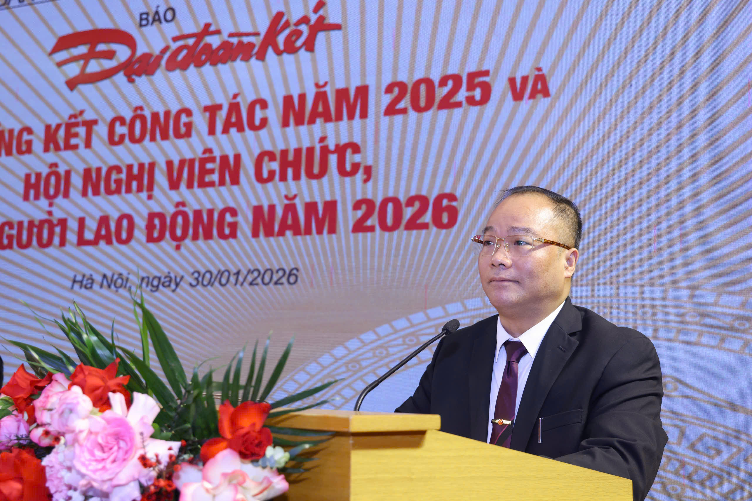 TS. Nguyễn Đăng Khang - Phó Tổng biên tập Báo Đại đoàn kết trình bày Báo cáo kết quả công tác năm 2025 và phương hướng nhiệm vụ năm 2026.&nbsp;Ảnh: Quang Vinh.