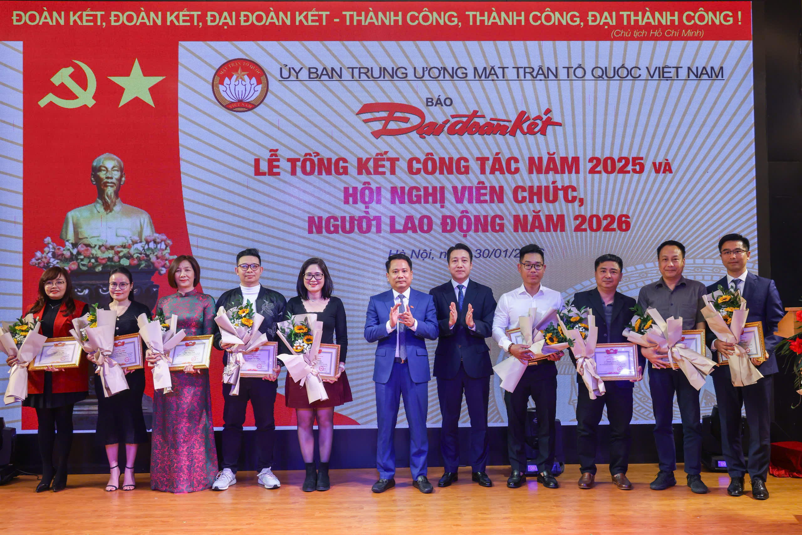 Trao quyết định về việc tặng Giấy khen của Ban biên tập đối với cá nhân có doanh thu kinh tế báo chí xuất sắc năm 2025.&nbsp;Ảnh: Quang Vinh.