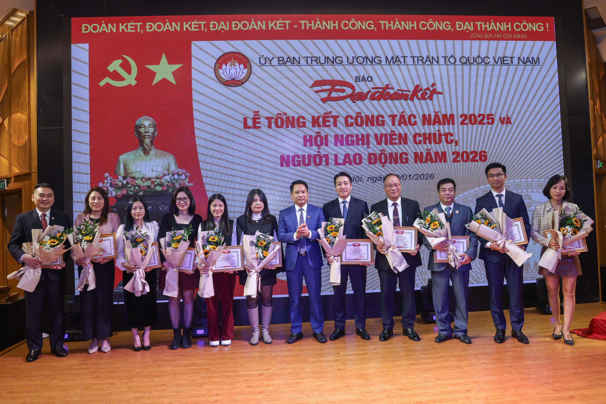 Trao quyết định khen thưởng đối với tập thể, cá nhân năm 2025 và trao danh hiệu Chiến sĩ thi đua cơ sở năm 2025.&nbsp;Ảnh: Quang Vinh.