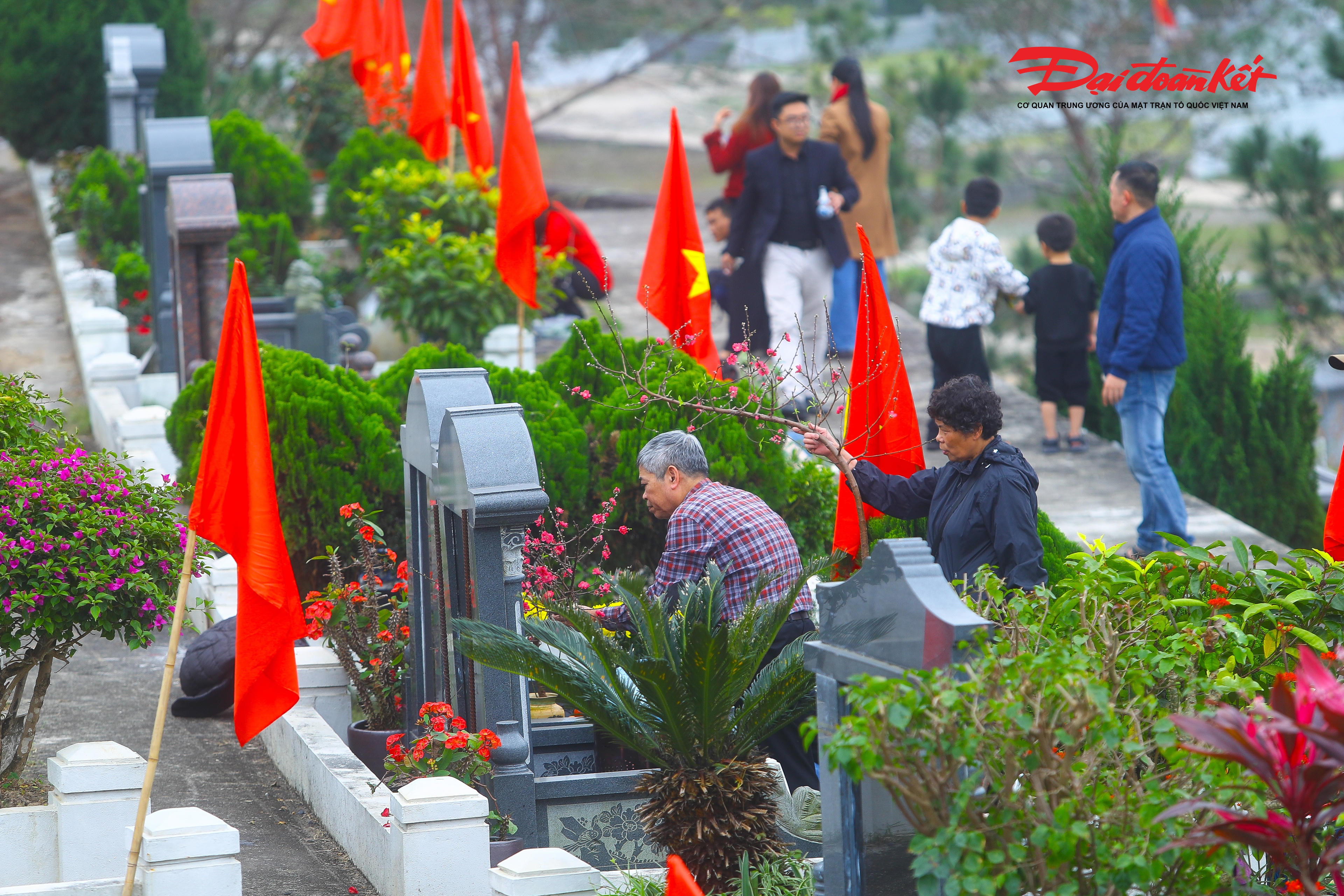Theo ghi nhận của PV Báo Đại đoàn kết, chỉ còn hơn hai tuần nữa là đến Tết Nguyên đán Bính Ngọ 2026, nhiều người đã tranh thủ dịp cuối tuần về nghĩa trang Lạc Hồng Viên (phường Kỳ Sơn, tỉnh Phú Thọ) để tảo mộ cuối năm. Trong tiết trời se lạnh, từng gia đình chuẩn bị cẩn thận lễ vật như cành đào, cây quất, bó hoa, tiền vàng… dâng lên phần mộ tổ tiên, thành kính mời gia tiên về sum họp, đón Tết sớm cùng con cháu.