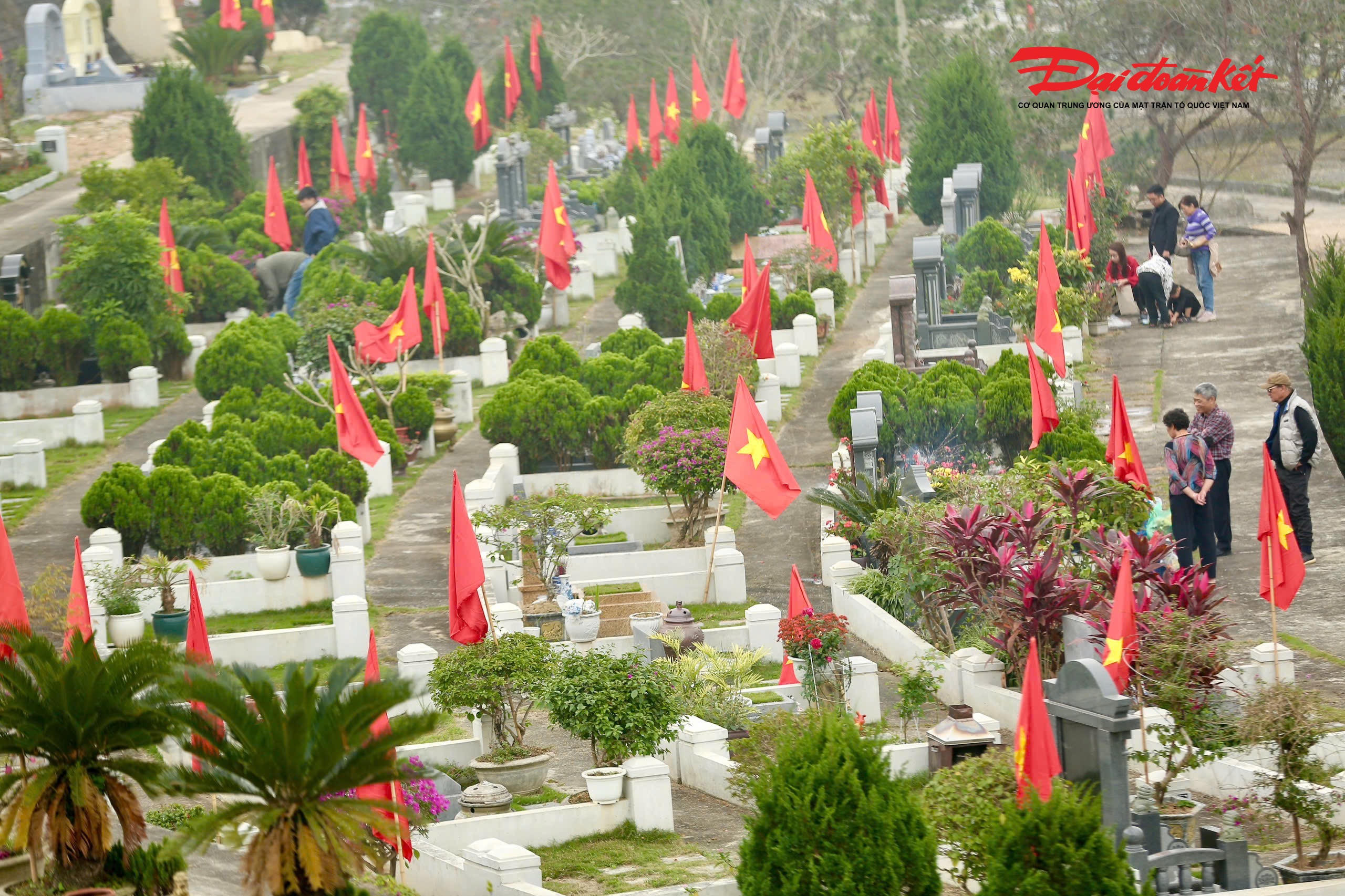 Theo phong tục truyền thống, việc tảo mộ dịp Tết thường được các gia đình thực hiện từ ngày 10 đến 30 tháng Chạp. Đây là nét đẹp văn hóa lâu đời của người Việt, thể hiện đạo lý “uống nước nhớ nguồn”, nhắc nhở con cháu về lòng hiếu thảo, sự biết ơn đối với ông bà, tổ tiên; đồng thời cũng là dịp để con cháu, người thân bày tỏ tình cảm, sự tri ân với những người đã khuất.