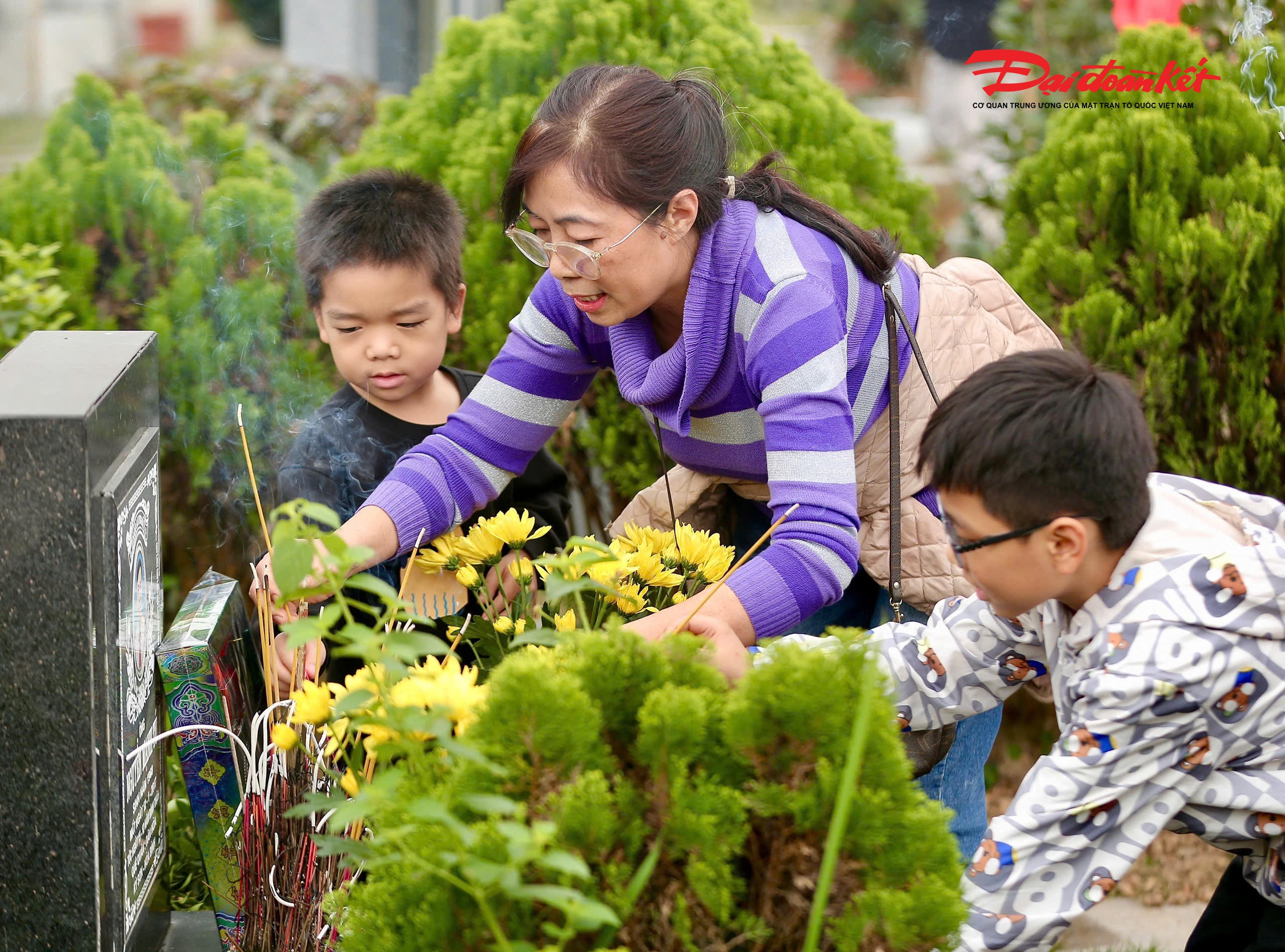 Chia sẻ với PV, Đại đức Thích Trí Thịnh, trụ trì chùa Kim Sơn Lạc Hồng cho biết, tục tạ mộ đối với người Việt đã có từ rất lâu. Hàng năm khi Tết đến xuân về, các gia đình về nơi mộ phần dòng tộc của mình ở quê hoặc ở nơi nào đó có người thân đã được an táng để thực hiện việc này.